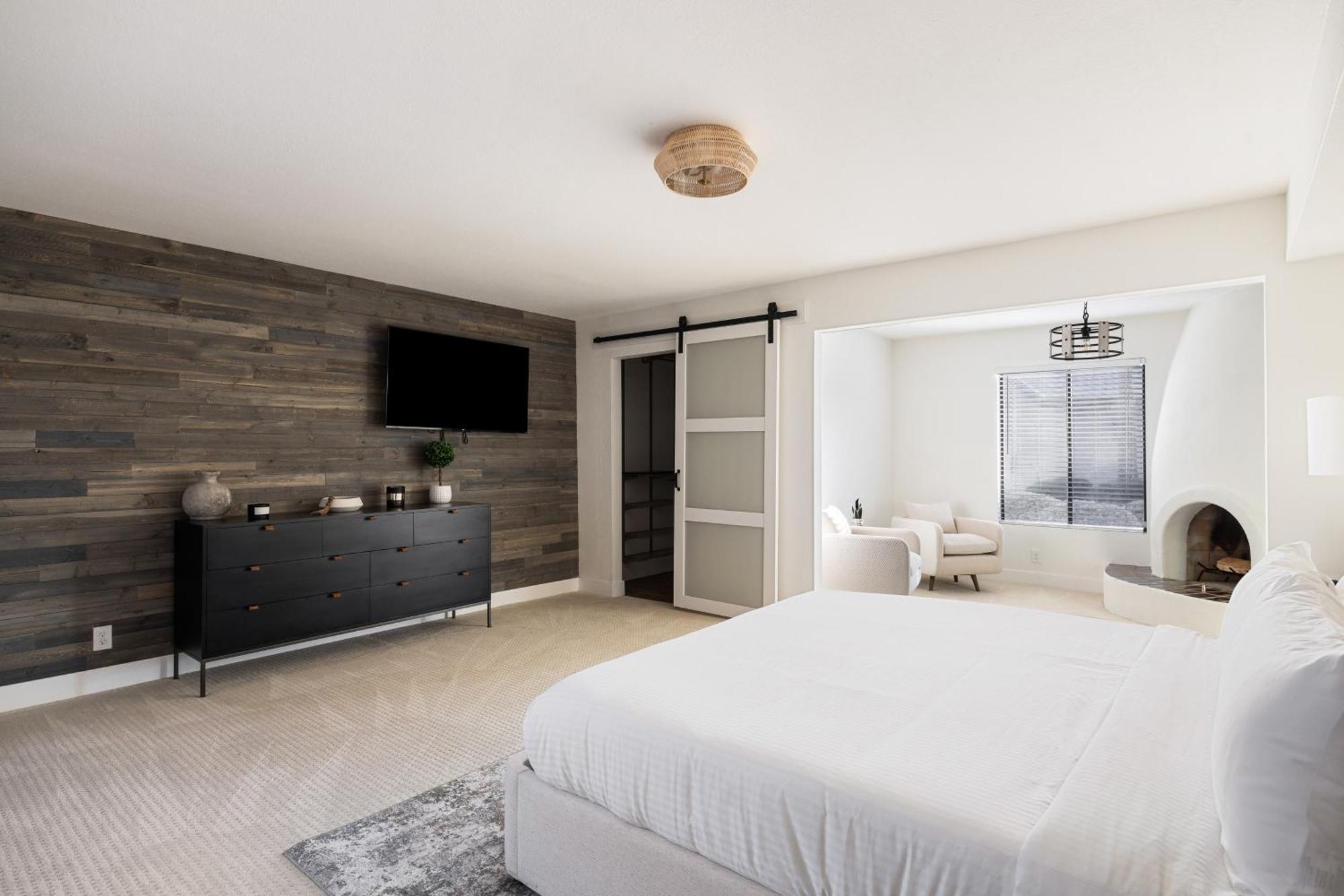 Theater Swimming And Large Backyard At Adobe Modern. Nearby High-end Experiences And Golf Course *