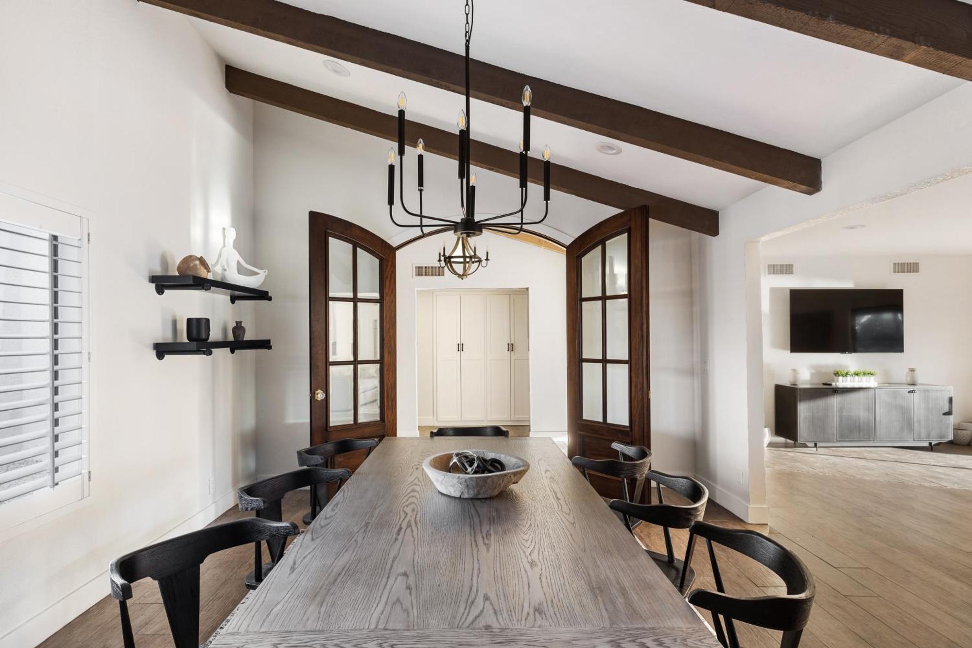 Theater Swimming And Large Backyard At Adobe Modern. Nearby High-end Experiences And Golf Course Scottsdale