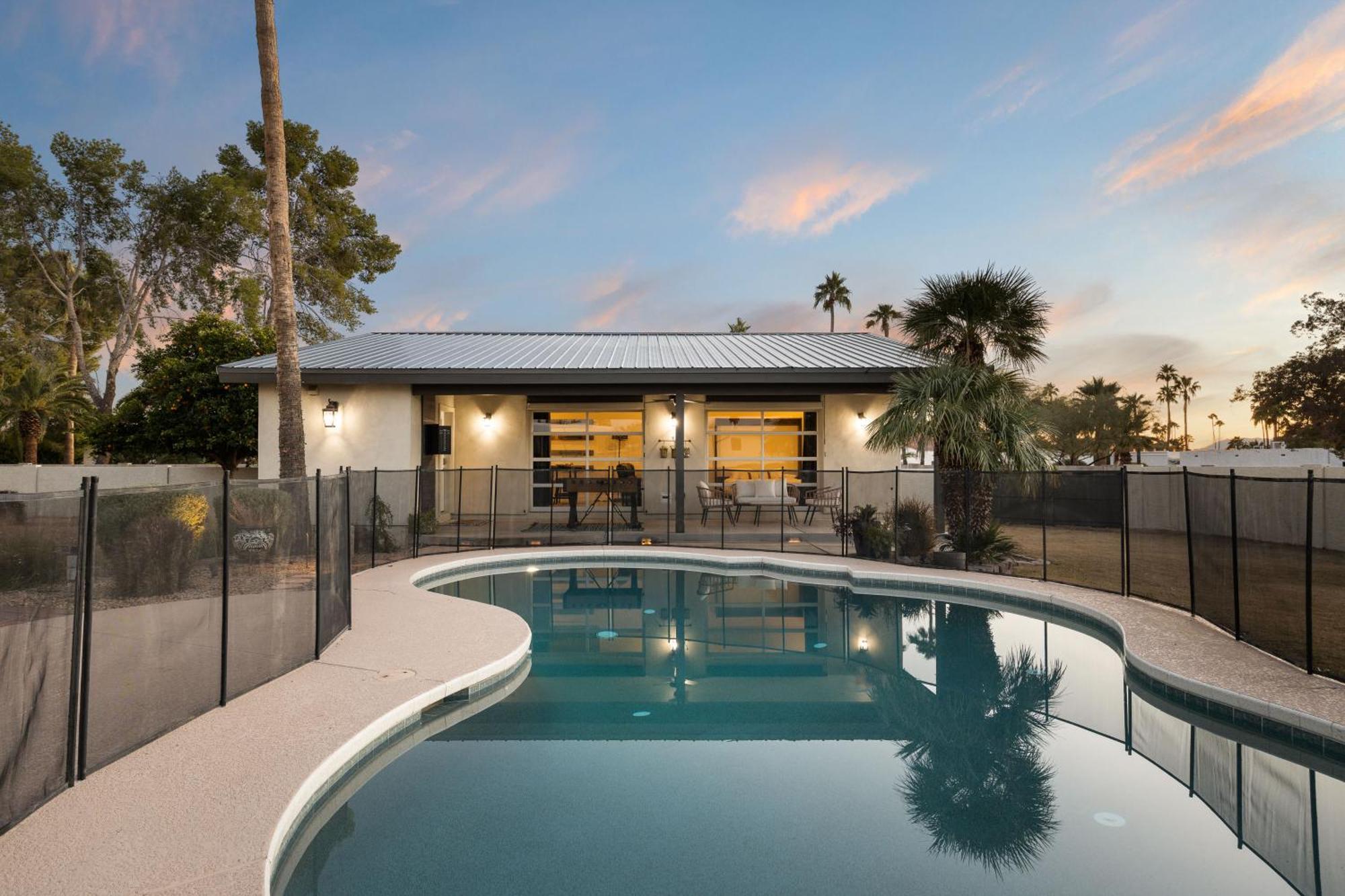 Holiday home Theater Swimming And Large Backyard At Adobe Modern. Nearby High-end Experiences And Golf Course Scottsdale