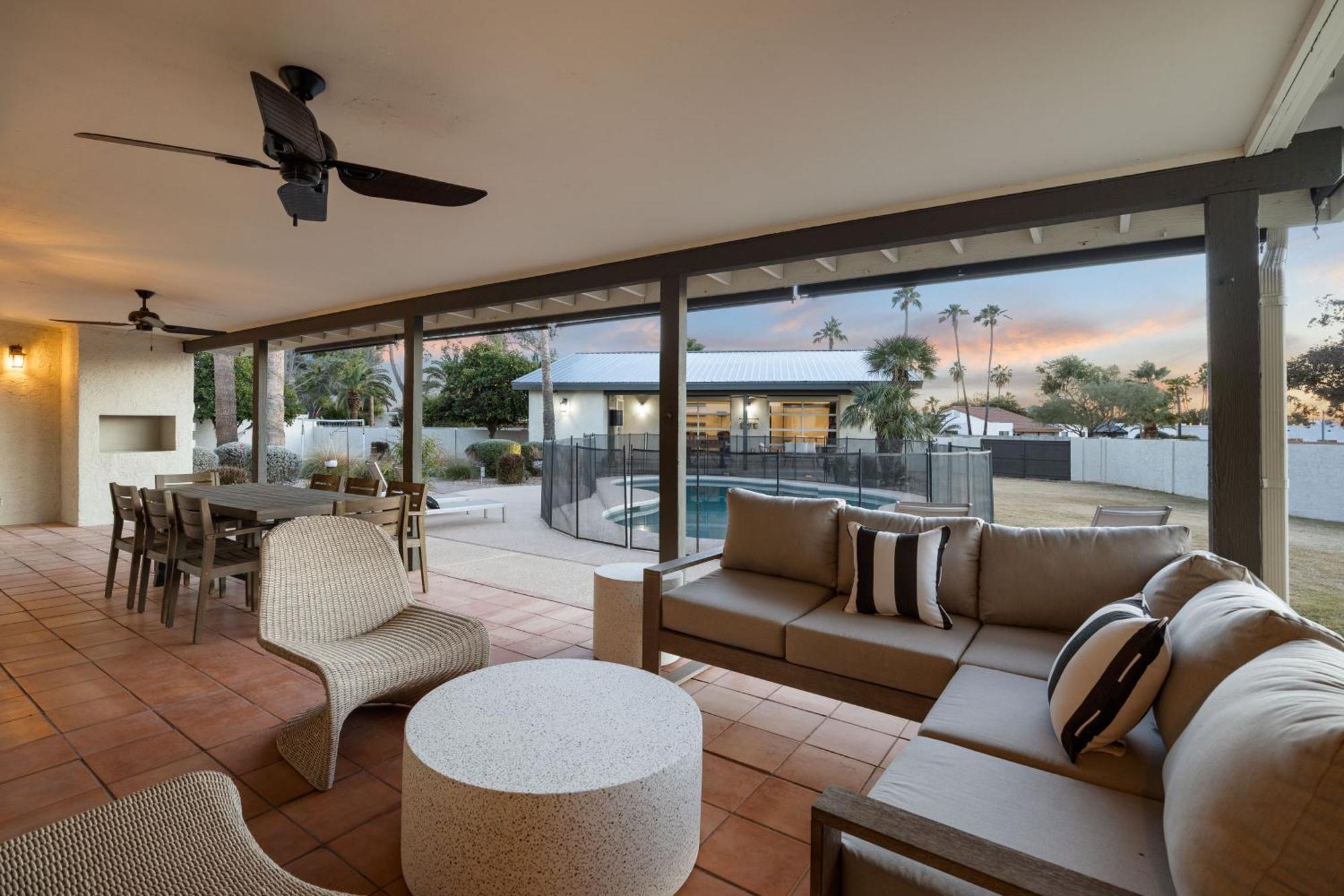 Theater Swimming And Large Backyard At Adobe Modern. Nearby High-end Experiences And Golf Course Holiday home