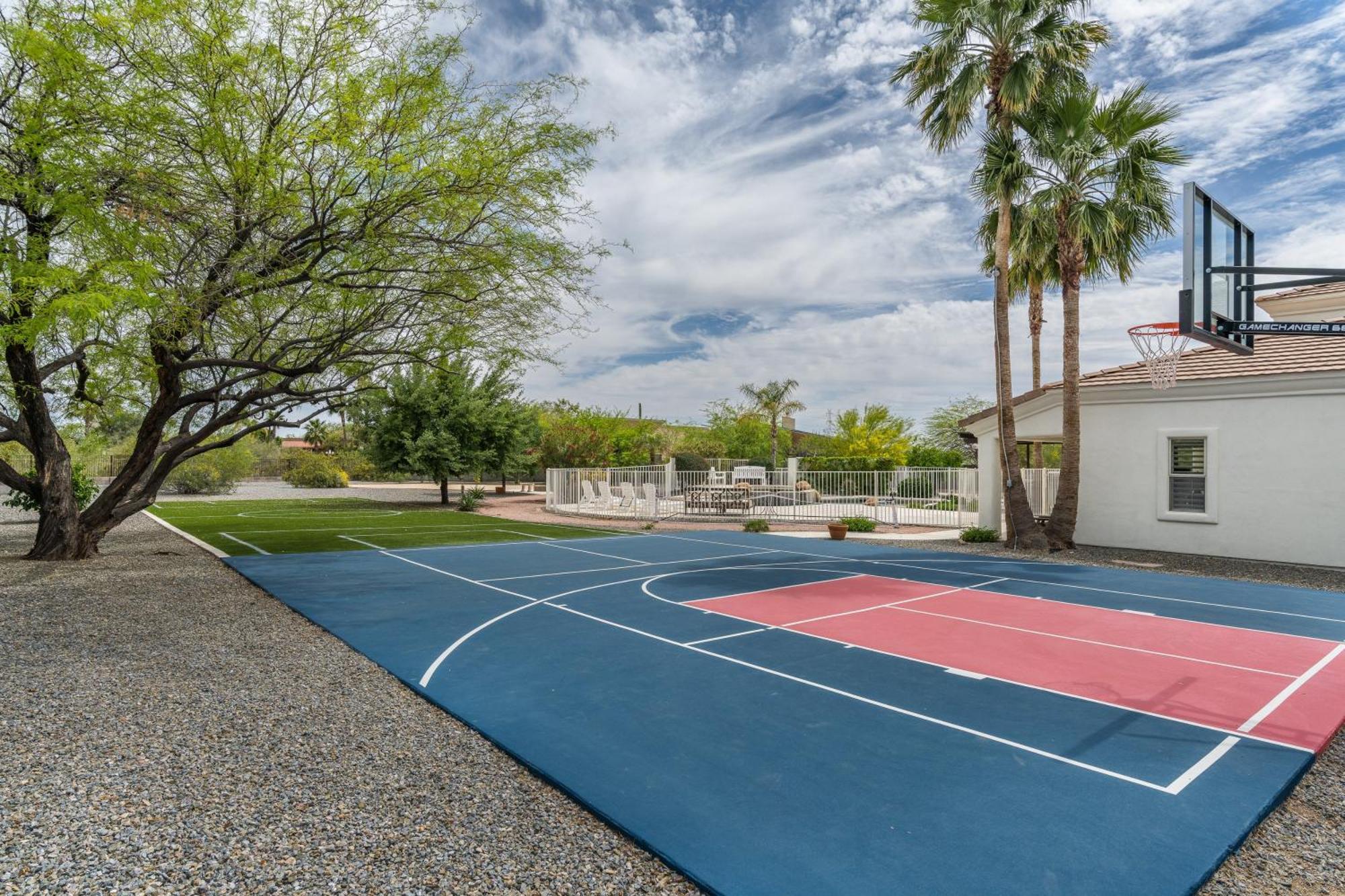 Pickleball Cornhole Basketball Court Tons Of Space At Paradise Heights Retreat Holiday home