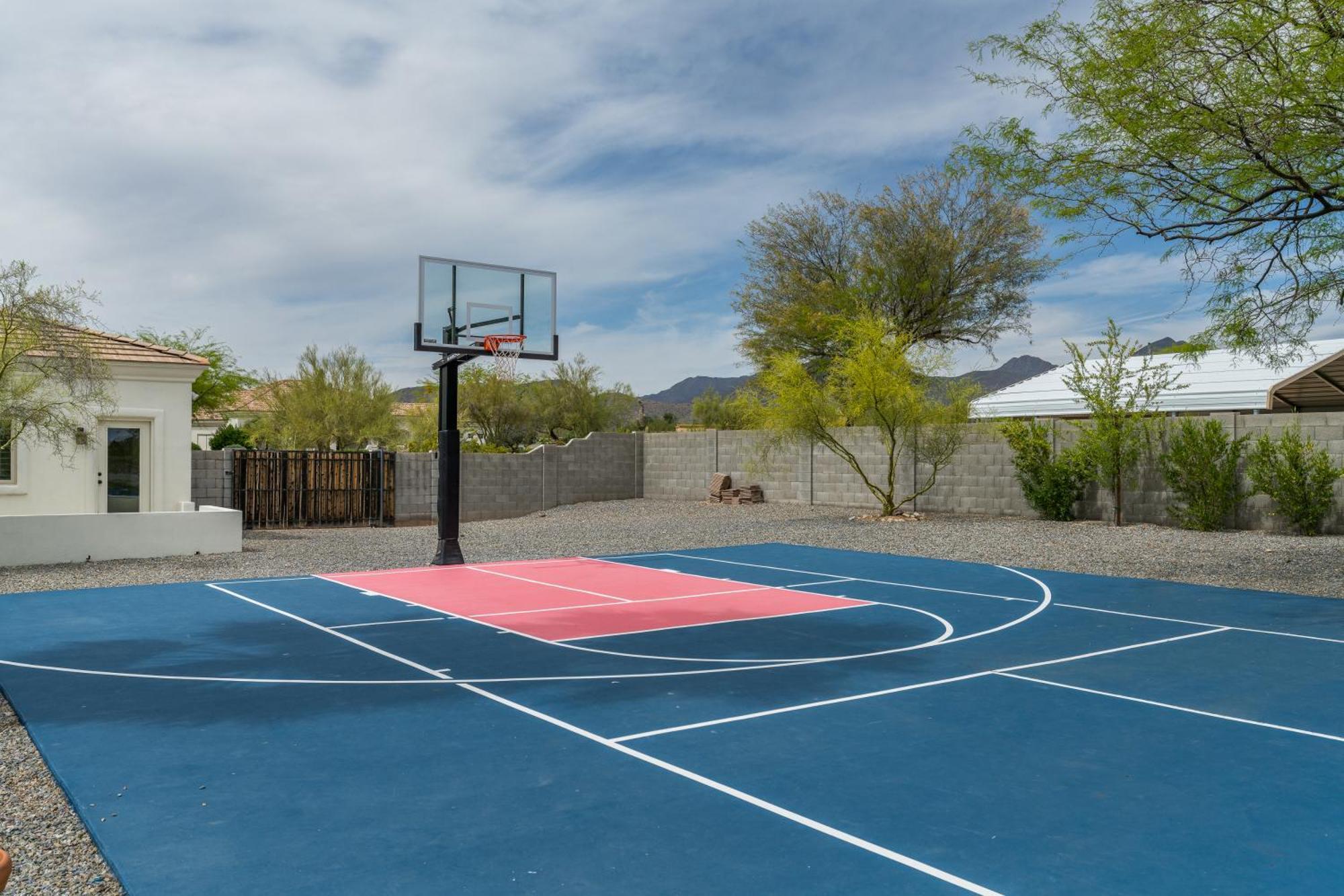 Pickleball Cornhole Basketball Court Tons Of Space At Paradise Heights Retreat Holiday home Scottsdale