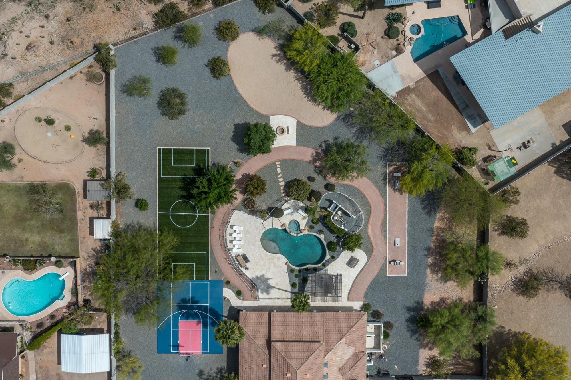 Pickleball Cornhole Basketball Court Tons Of Space At Paradise Heights Retreat Holiday home Scottsdale