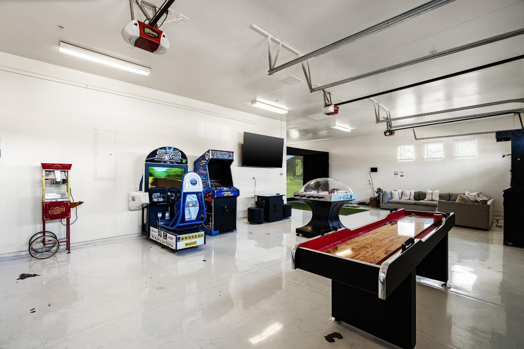 Entertainers Paradise Arcadegolf Simupickleballtheatergymswim-up Bar Holiday home