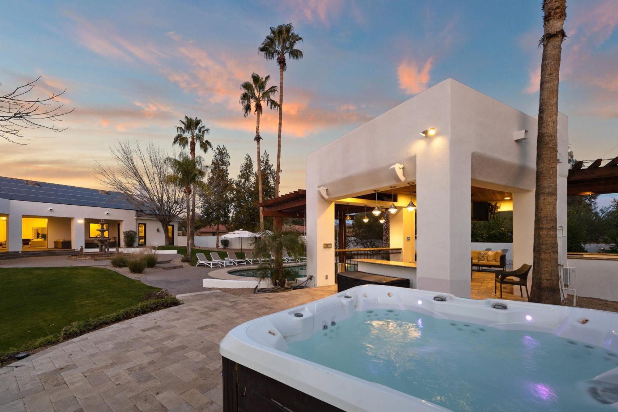 Entertainers Paradise Arcadegolf Simupickleballtheatergymswim-up Bar Holiday home *