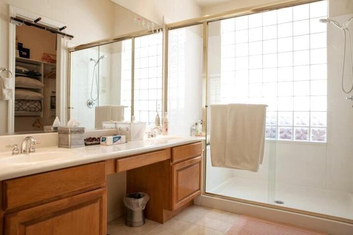 Luxury-3 Bed-two Full Master-best Location Holiday home