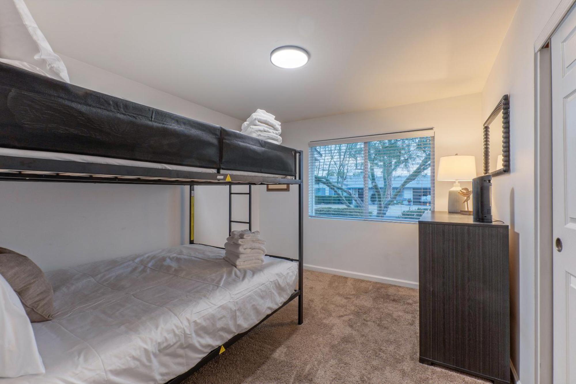 Stylish 3br Retreat With Backyard Oasis Near Old Town Holiday home