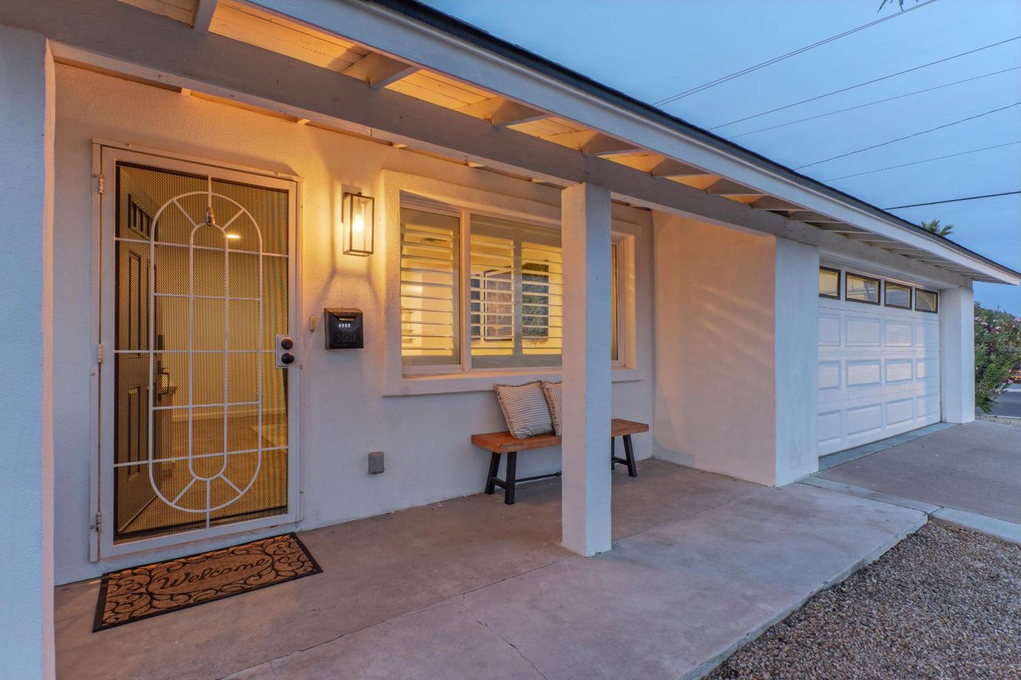 Holiday home Stylish 3br Retreat With Backyard Oasis Near Old Town