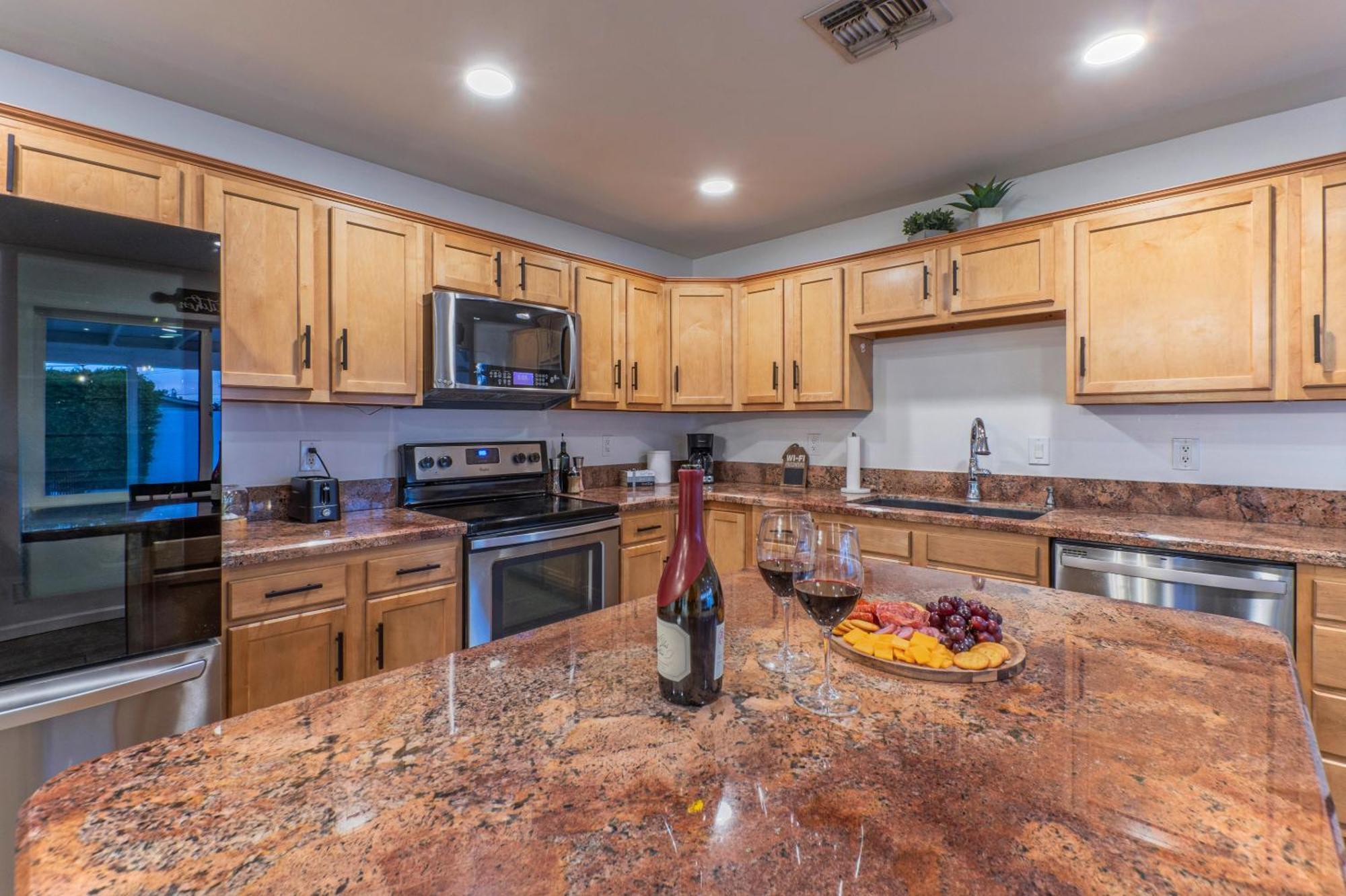 Stylish 3br Retreat With Backyard Oasis Near Old Town Holiday home