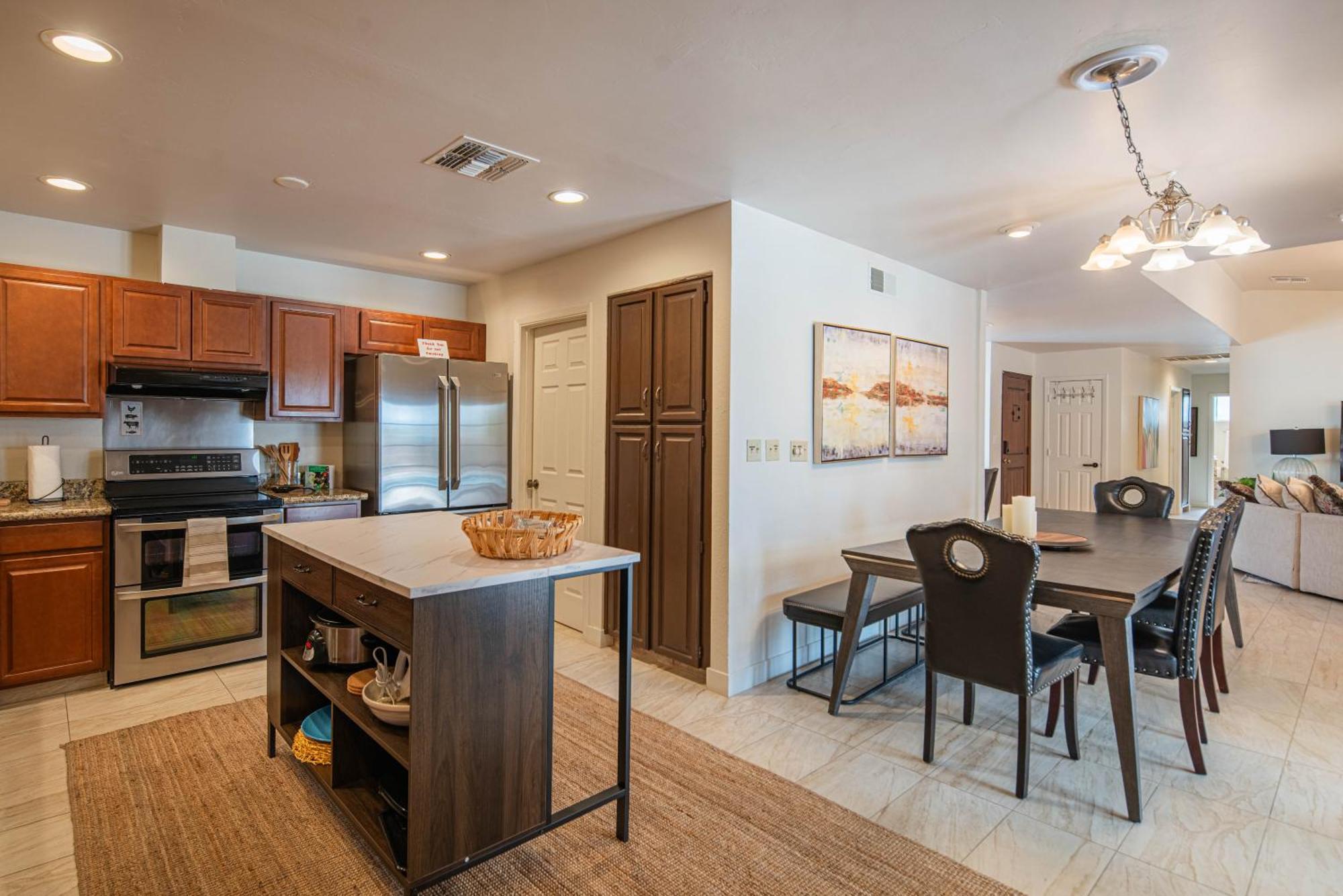 Spacious With Pool, Golf, Game Room, And Two Master Holiday home Scottsdale