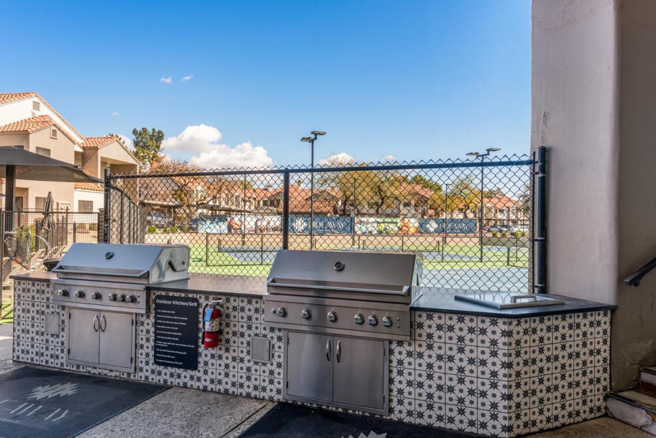 Apartment Stylish Retreat Pool Gym For 6 *