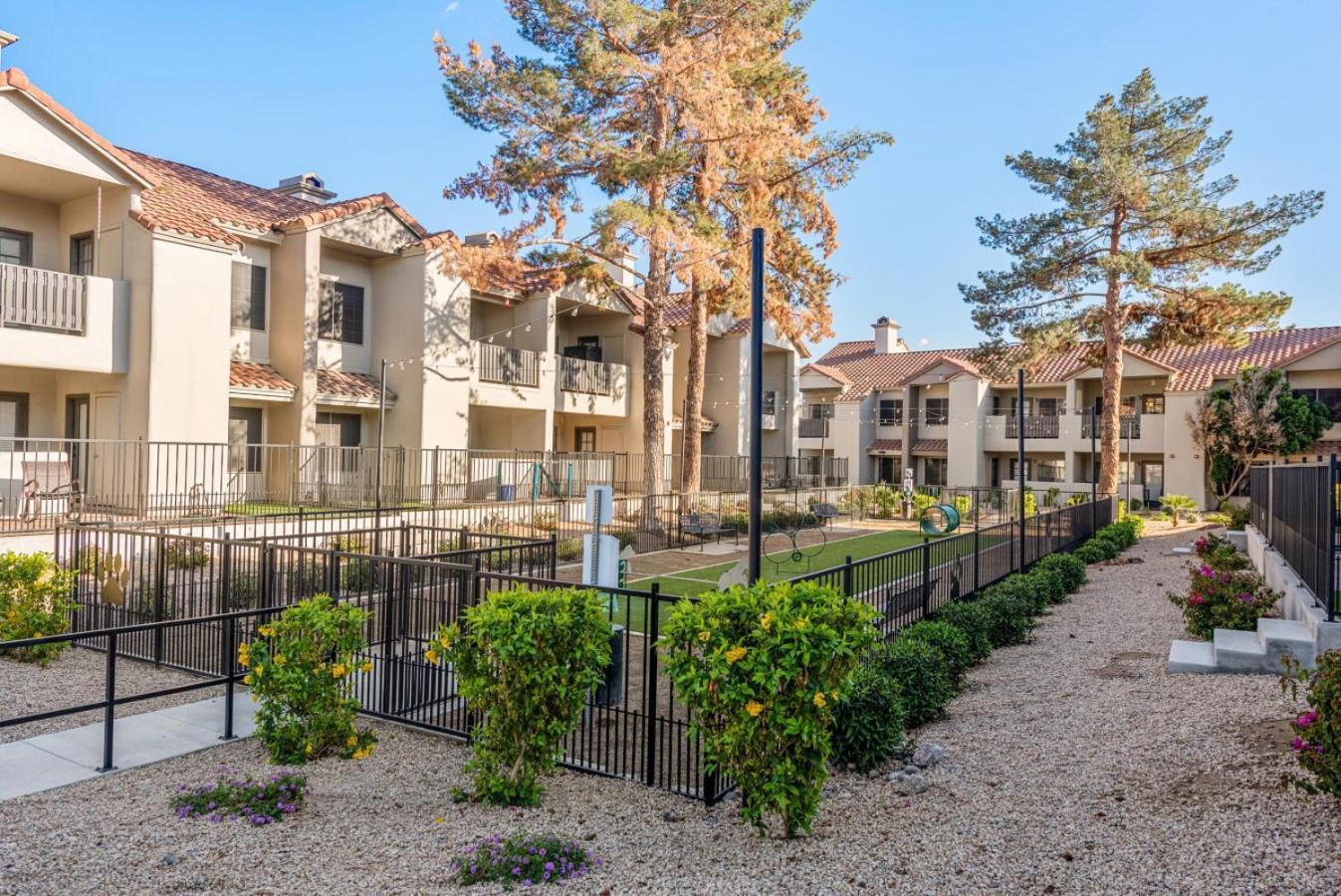 Apartment Pet-friendly Pool Basketball Court