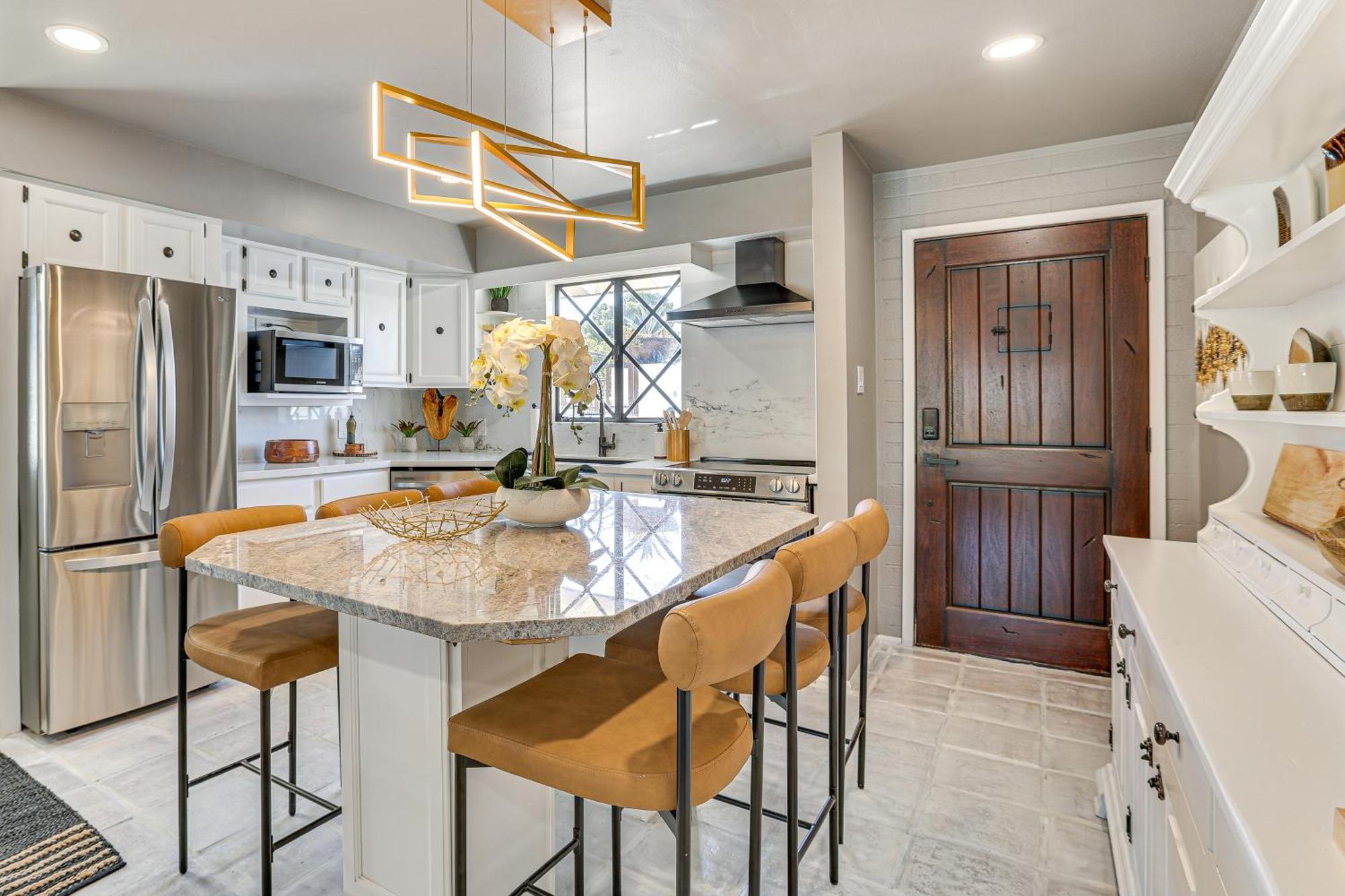 Walk To Stadium Remodeled Home! Holiday home