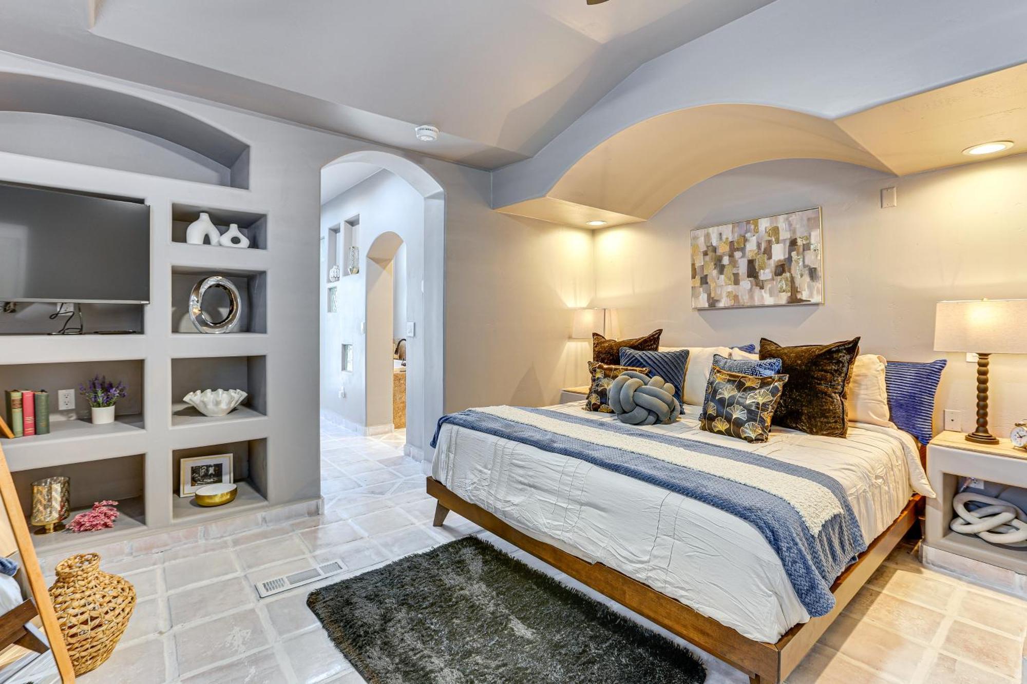 Walk To Stadium Remodeled Home! Holiday home
