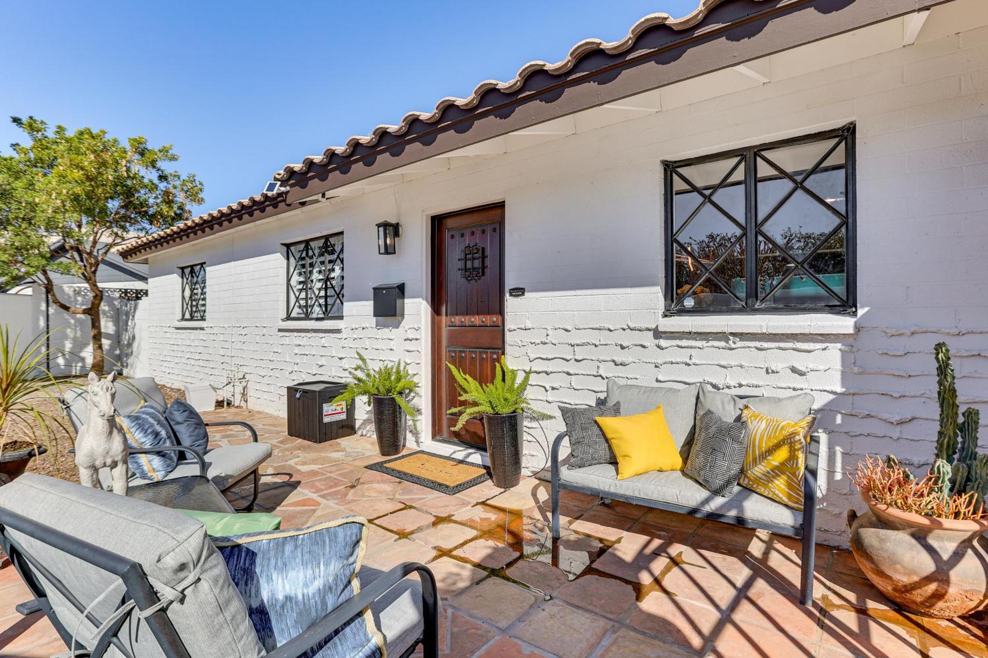 Walk To Stadium Remodeled Home! Holiday home