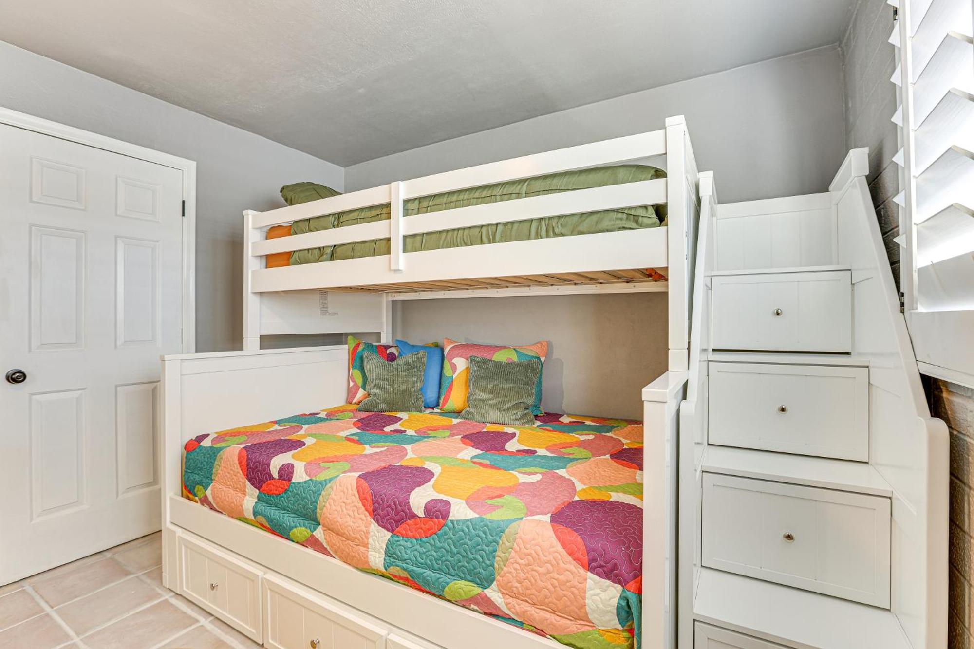Walk To Stadium Remodeled Home! Holiday home