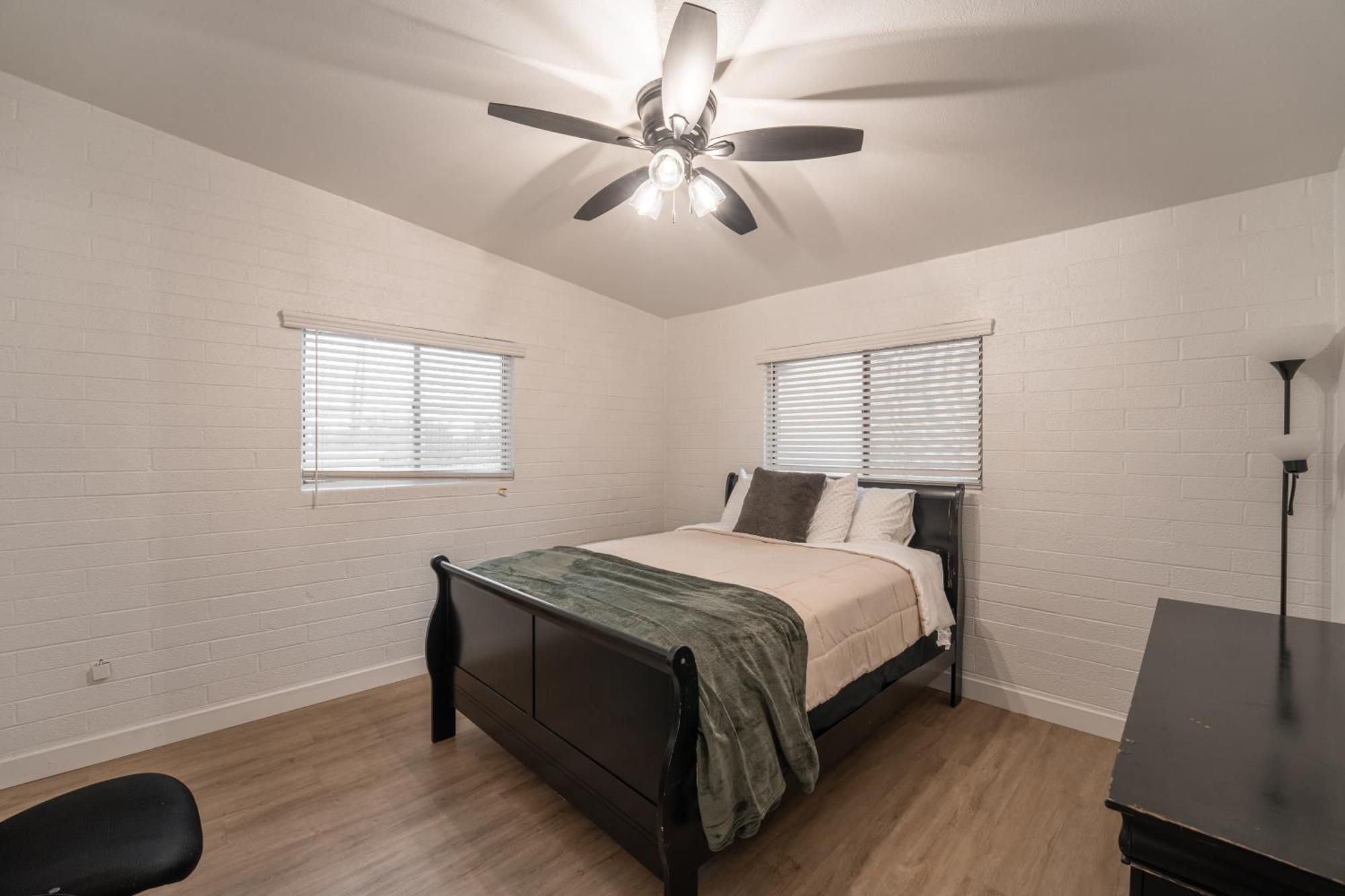 Old Town 2 Bedroom Apt, Gameroom & Pool Scottsdale