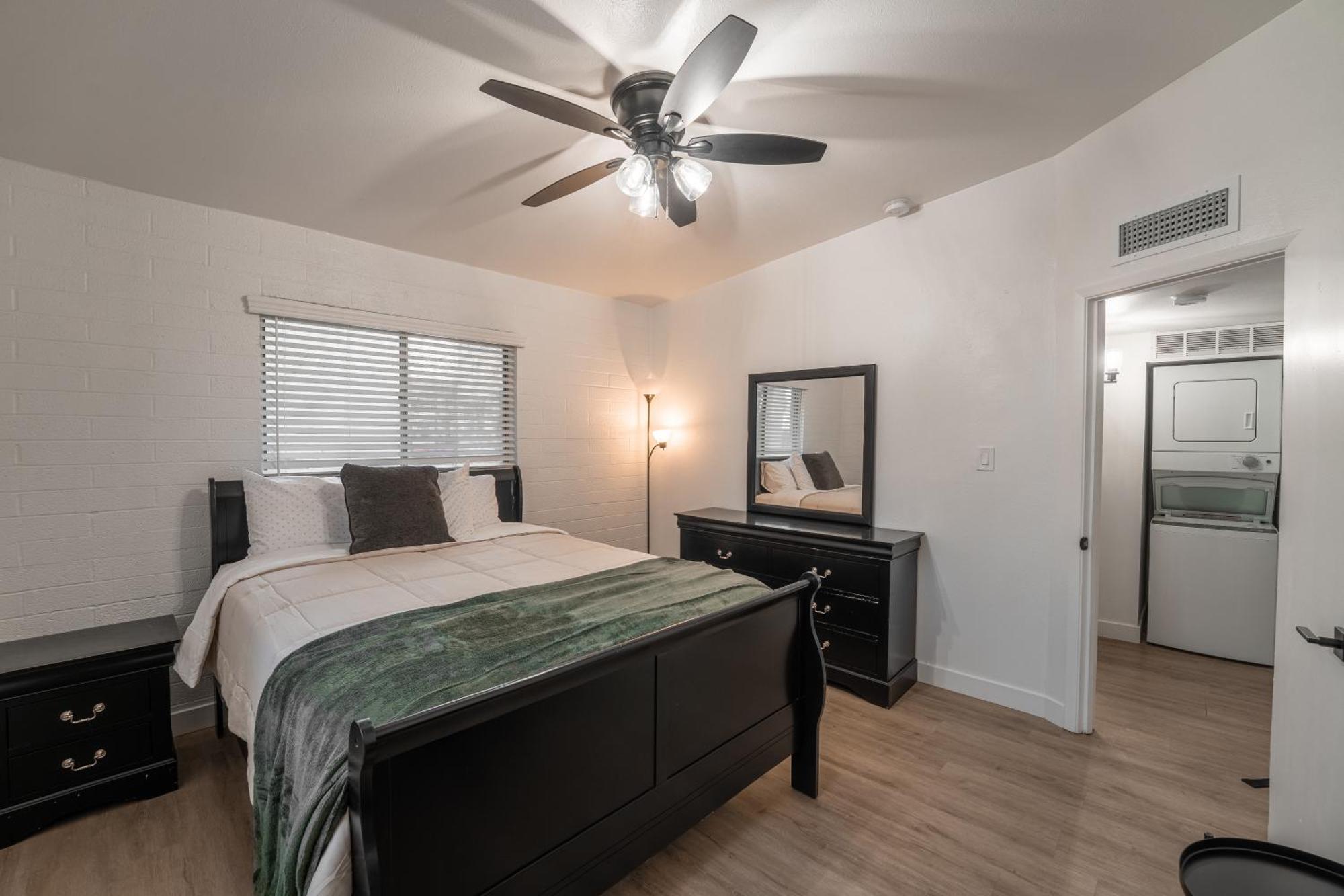 Old Town 2 Bedroom Apt, Gameroom & Pool Scottsdale