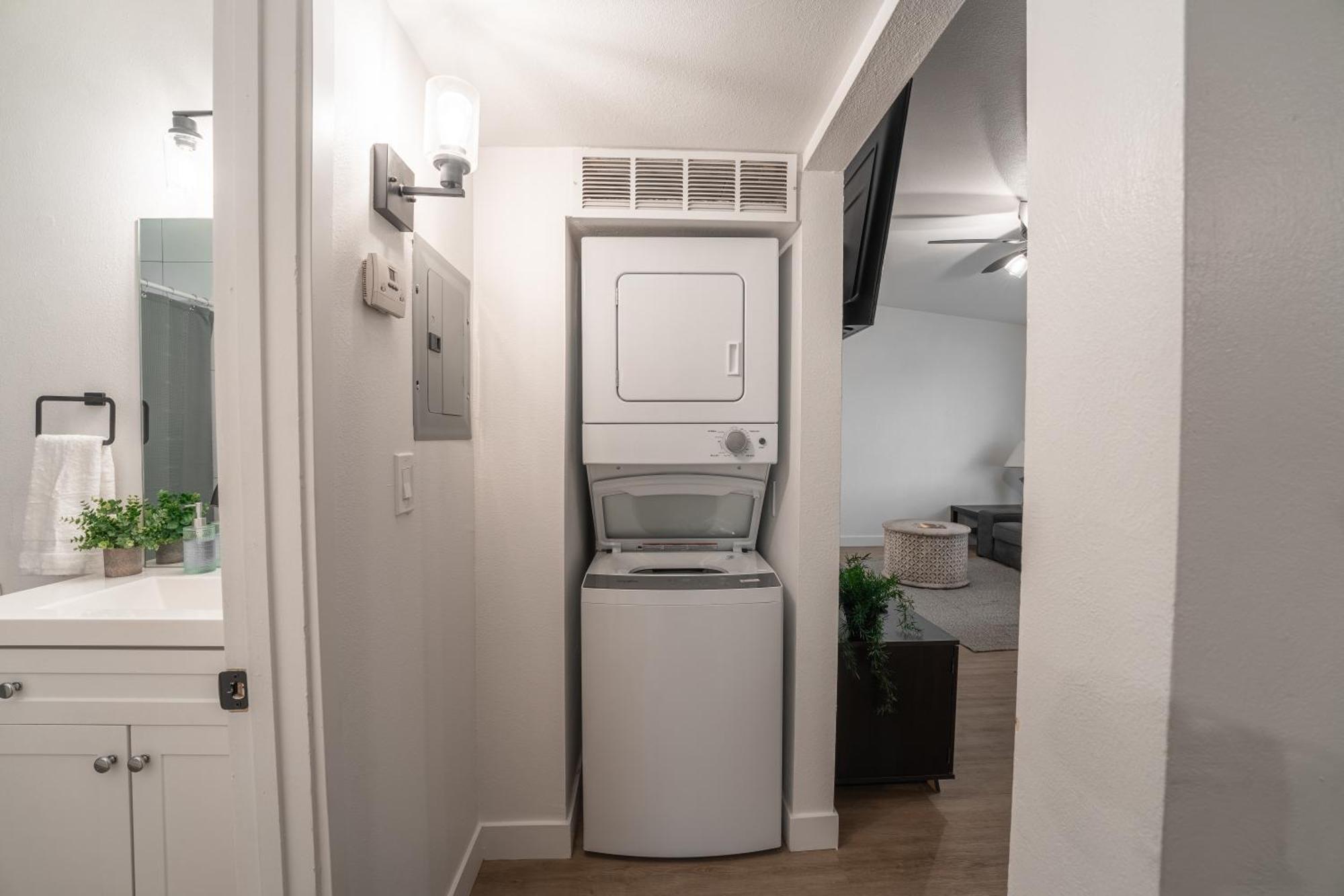Old Town 2 Bedroom Apt, Gameroom & Pool *