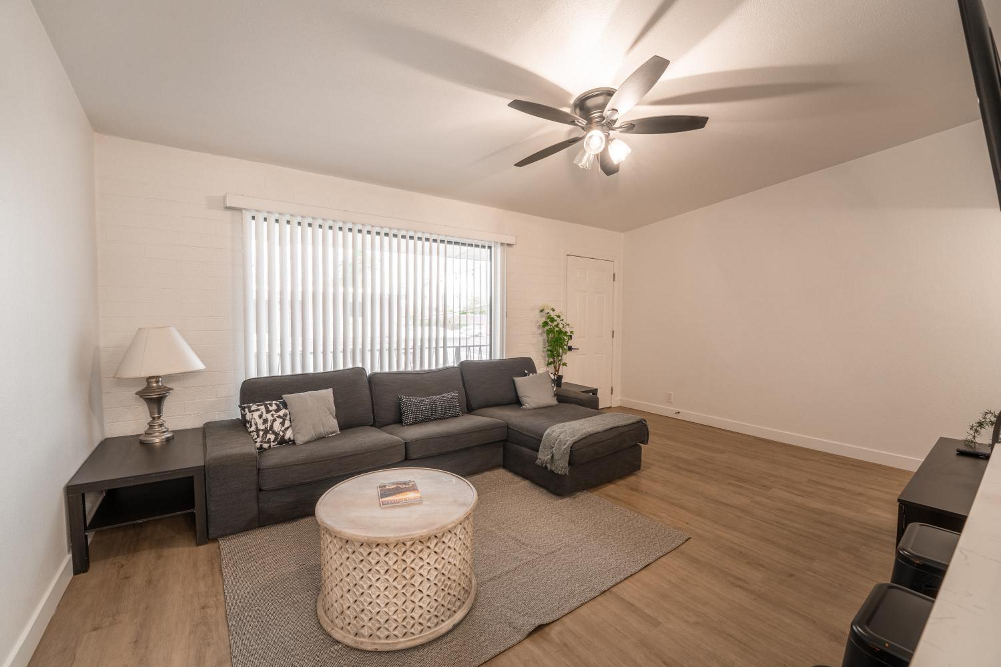 Old Town 2 Bedroom Apt, Gameroom & Pool