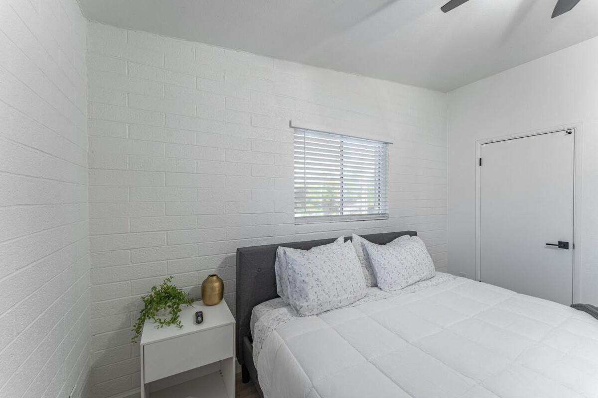 Old Town 2 Bedroom Apt, Gated Patio & Amenities Apartment