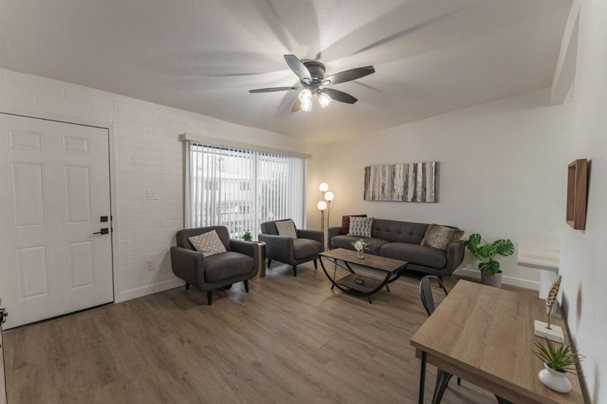 Old Town 2 Bedroom Apt, Gated Patio & Amenities