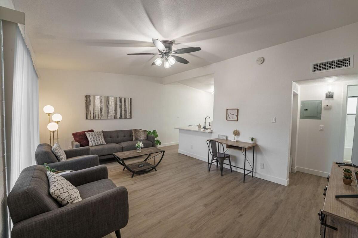 Old Town 2 Bedroom Apt, Gated Patio & Amenities Apartment *