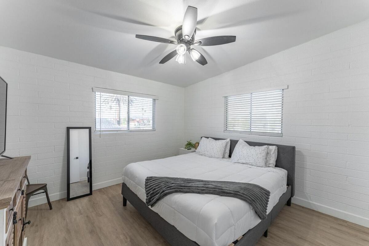 Old Town 2 Bedroom Apt, Gated Patio & Amenities Apartment *