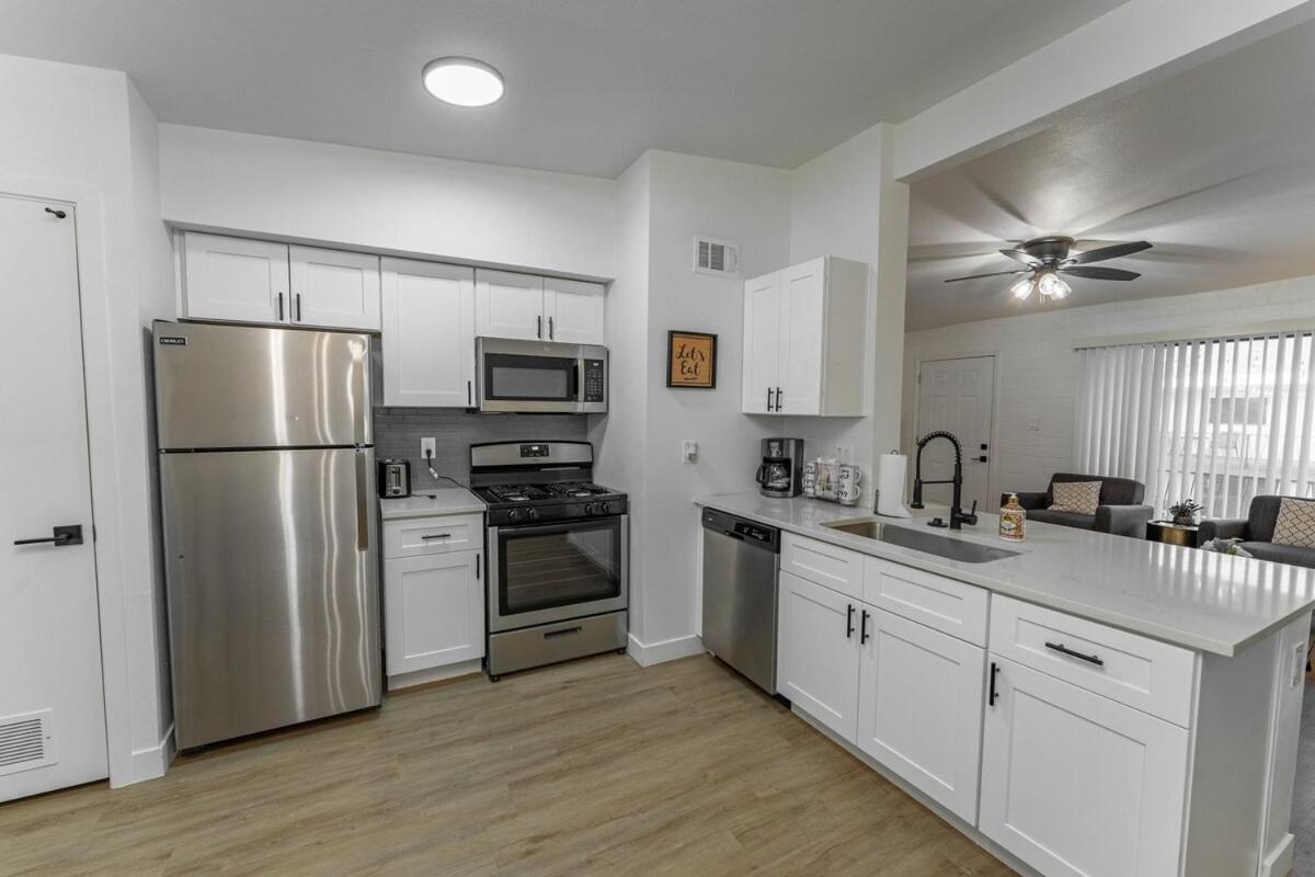 Old Town 2 Bedroom Apt, Gated Patio & Amenities Apartment Scottsdale