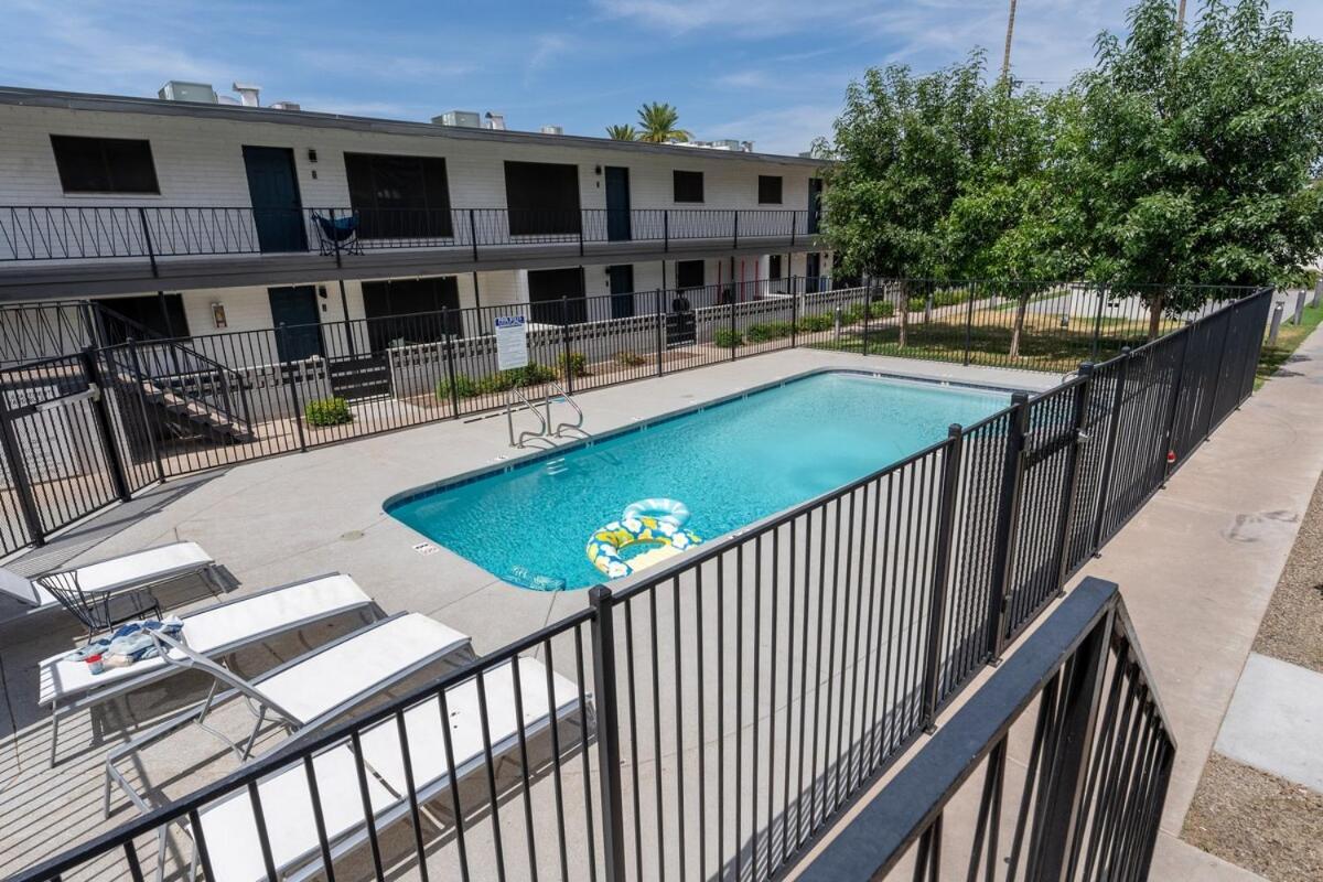 Old Town 2 Bedroom Apt, Gated Patio & Amenities *
