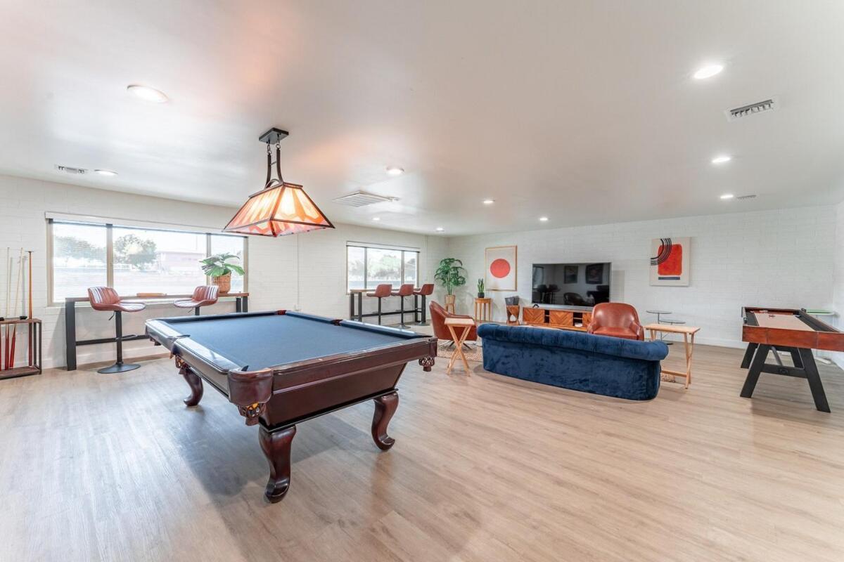 Old Town 2 Bedroom Apt, Gated Patio & Amenities Apartment *