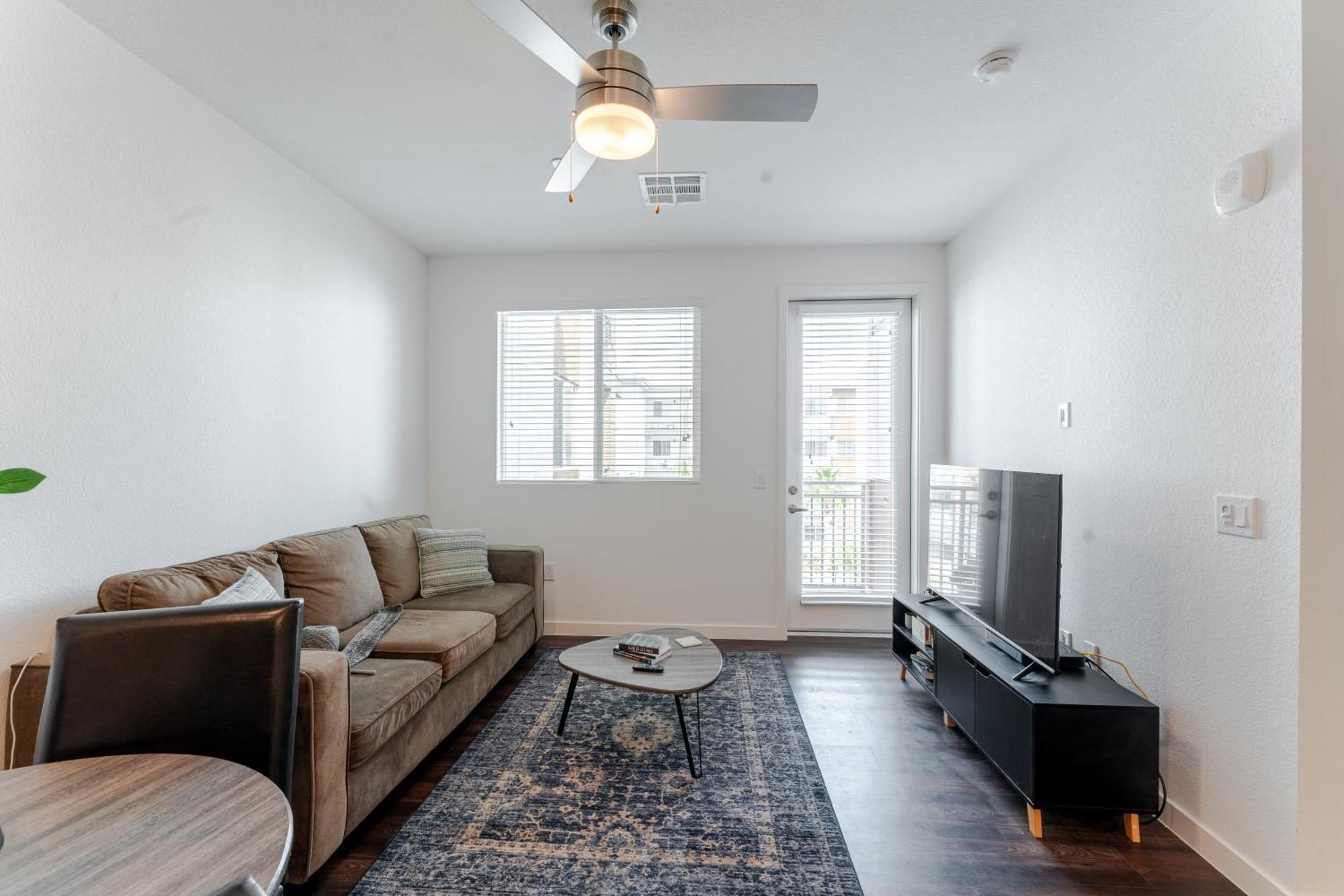 Gateway To Old Town King 1 Bedroom With Balcony *