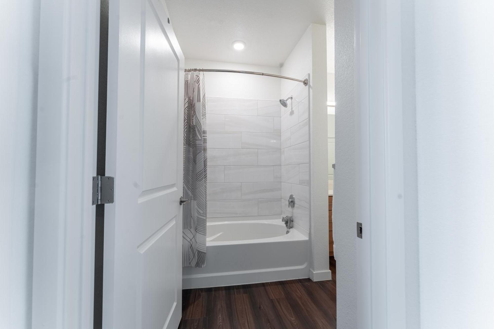 Gateway To Old Town King 1 Bedroom With Balcony Apartment