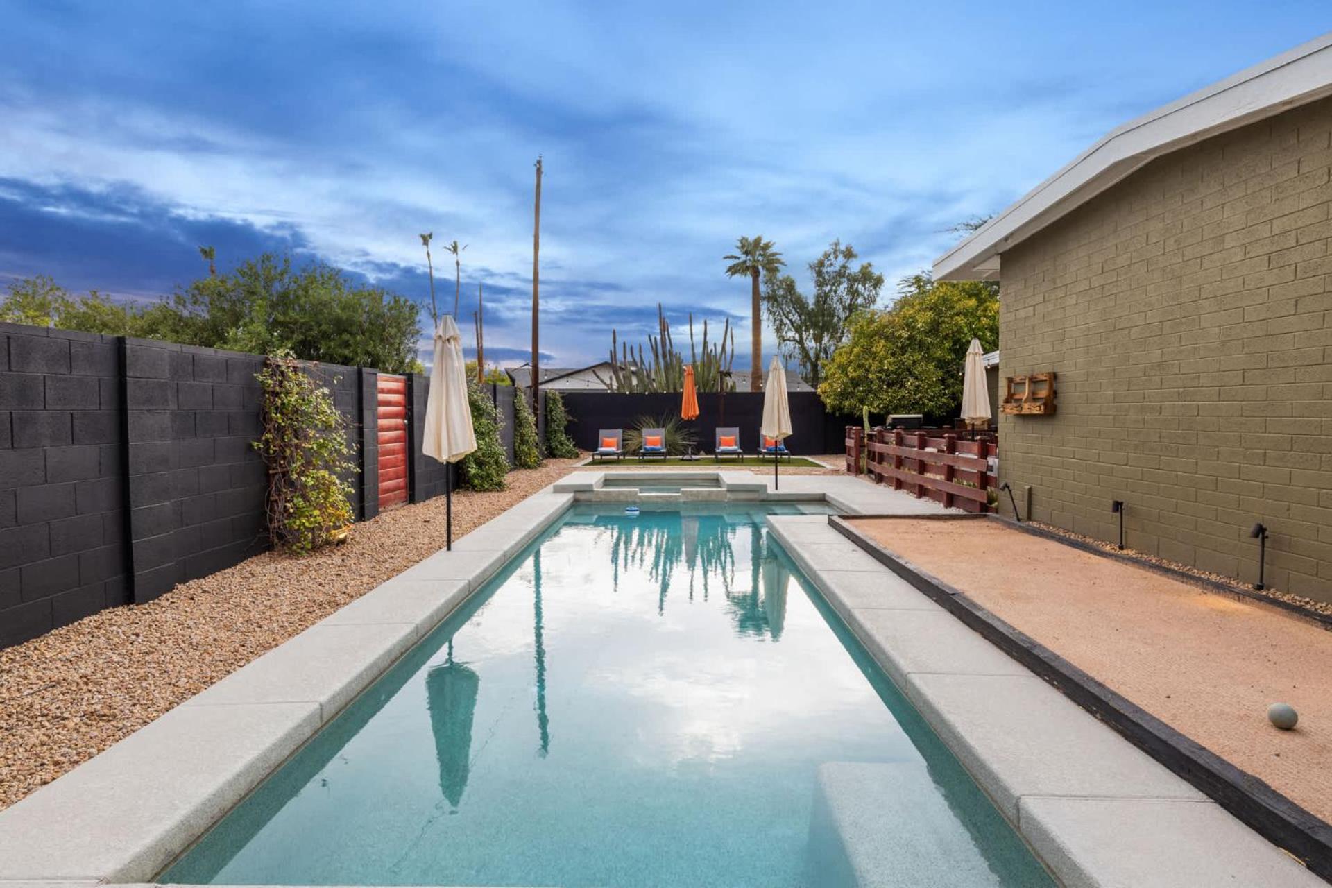 Mid-century Marvel - Poolside Patio With & Bocce Holiday home