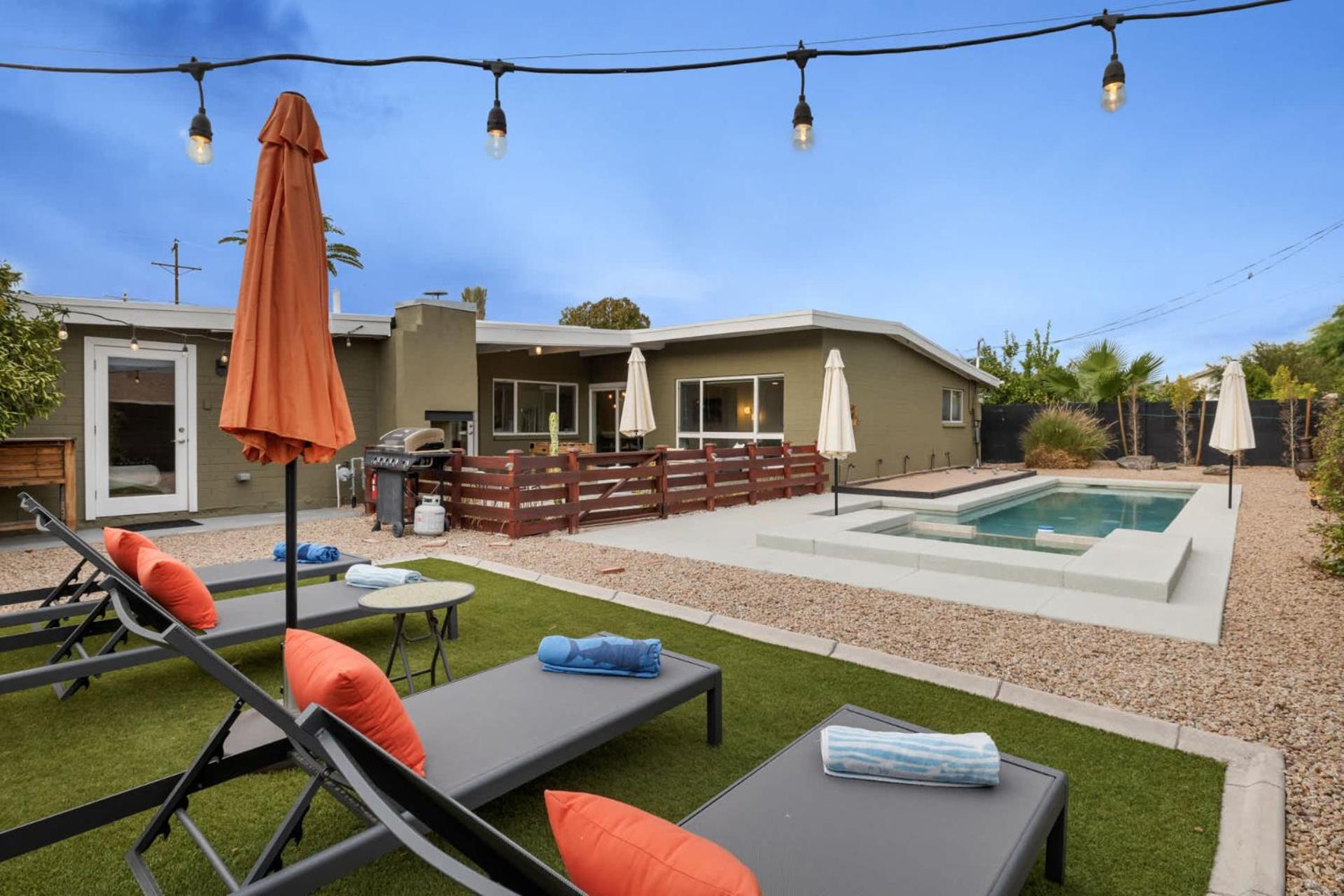 Mid-century Marvel - Poolside Patio With & Bocce Holiday home *