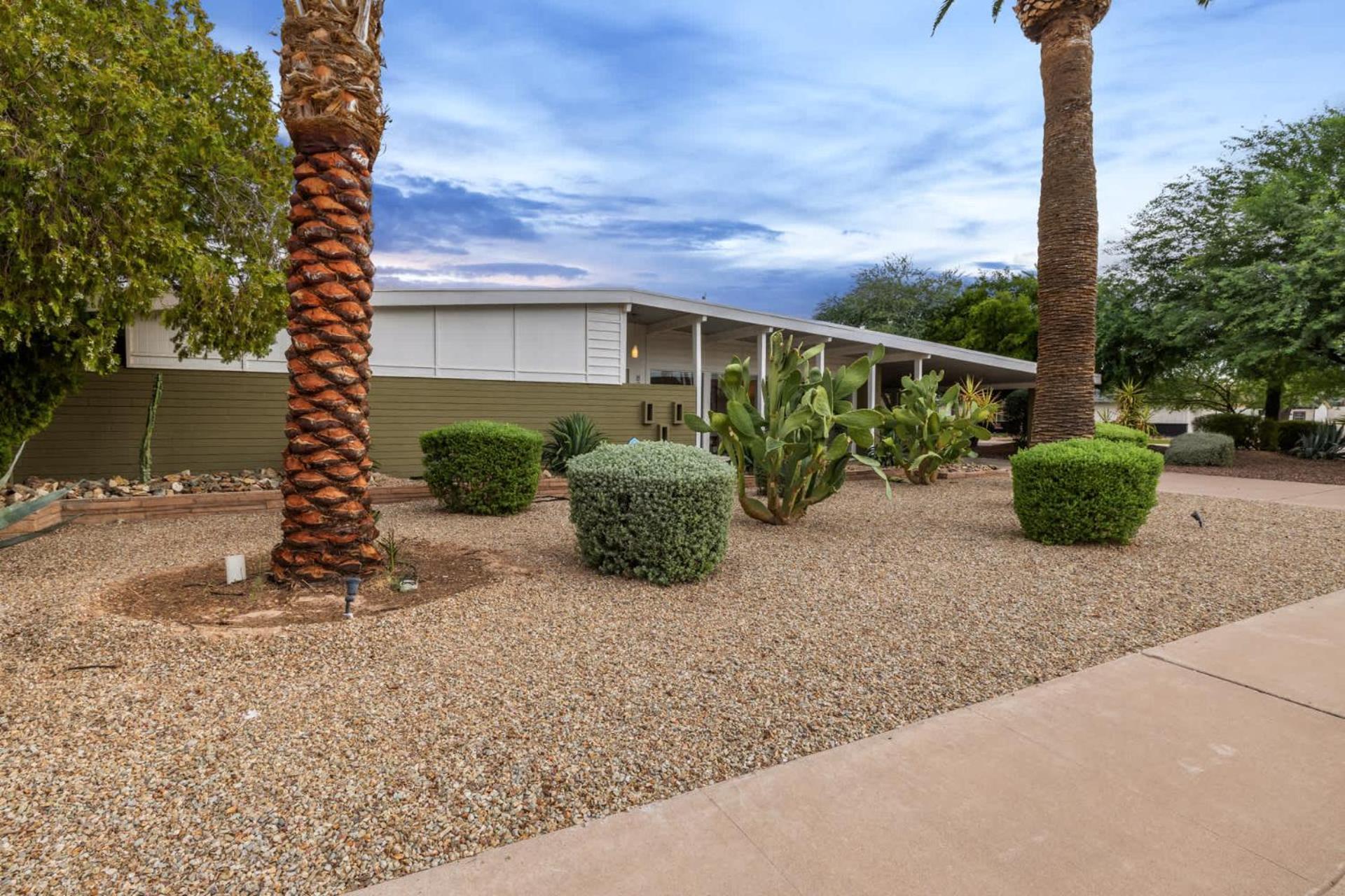 Mid-century Marvel - Poolside Patio With & Bocce Holiday home
