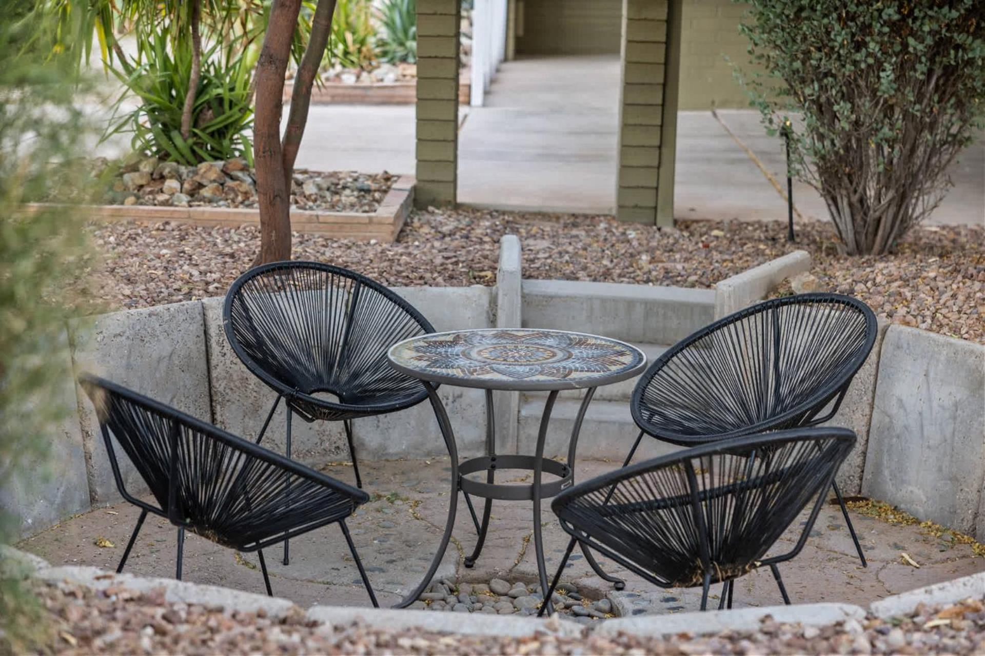 Holiday home Mid-century Marvel - Poolside Patio With & Bocce