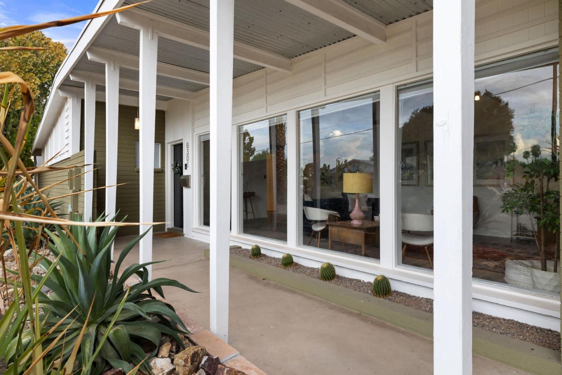 Holiday home Mid-century Marvel - Poolside Patio With & Bocce *