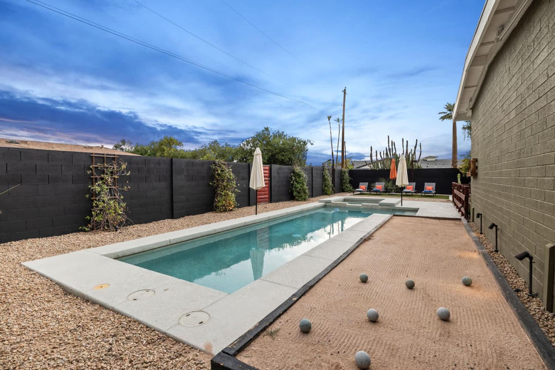 Mid-century Marvel - Poolside Patio With & Bocce Holiday home