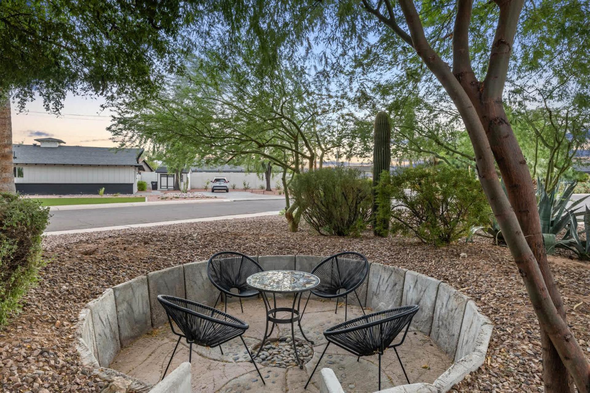Holiday home Mid-century Marvel - Poolside Patio With & Bocce *