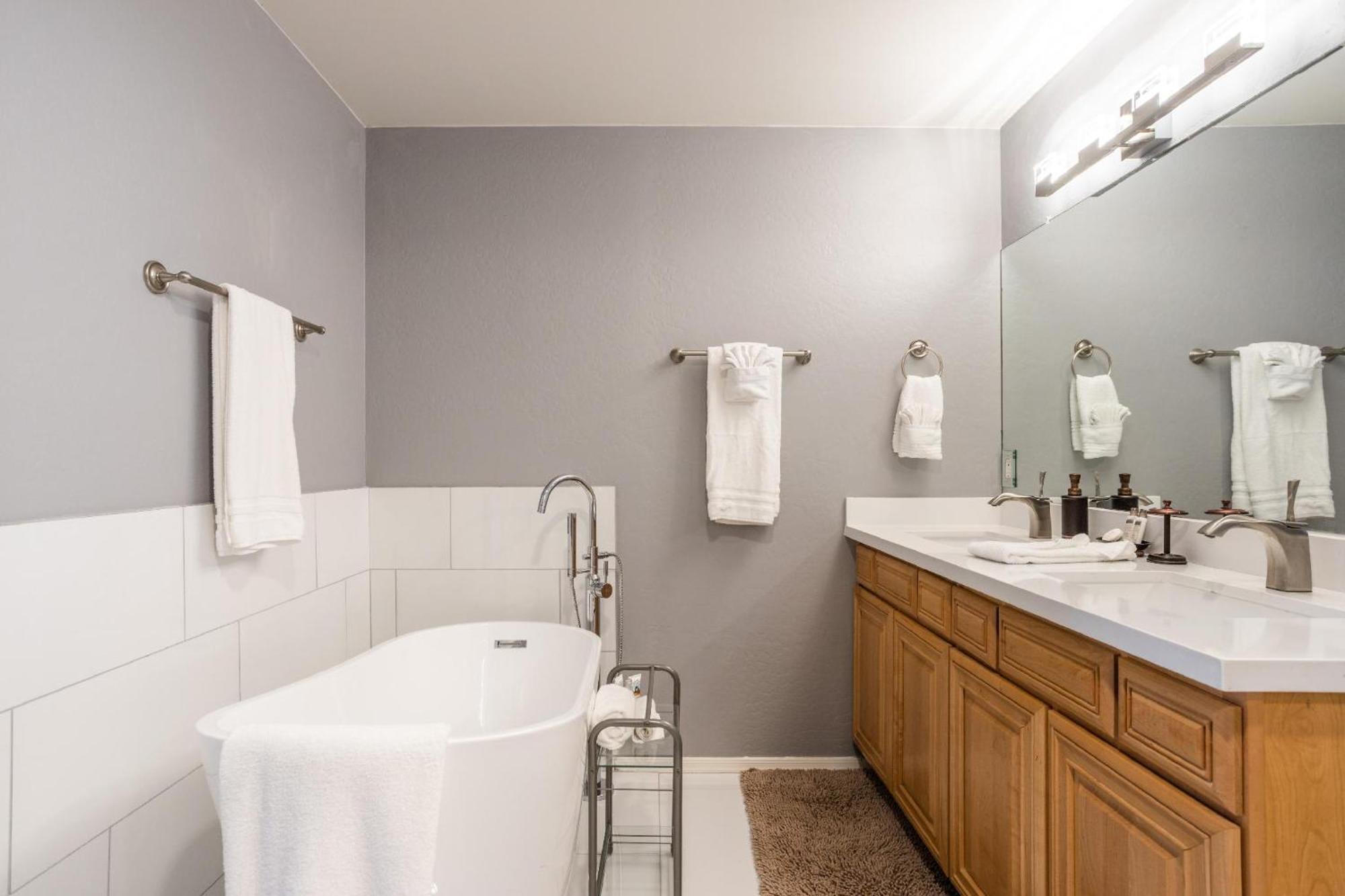 Holiday home Saguaro Sunrise -luxe With Balcony & Pool *