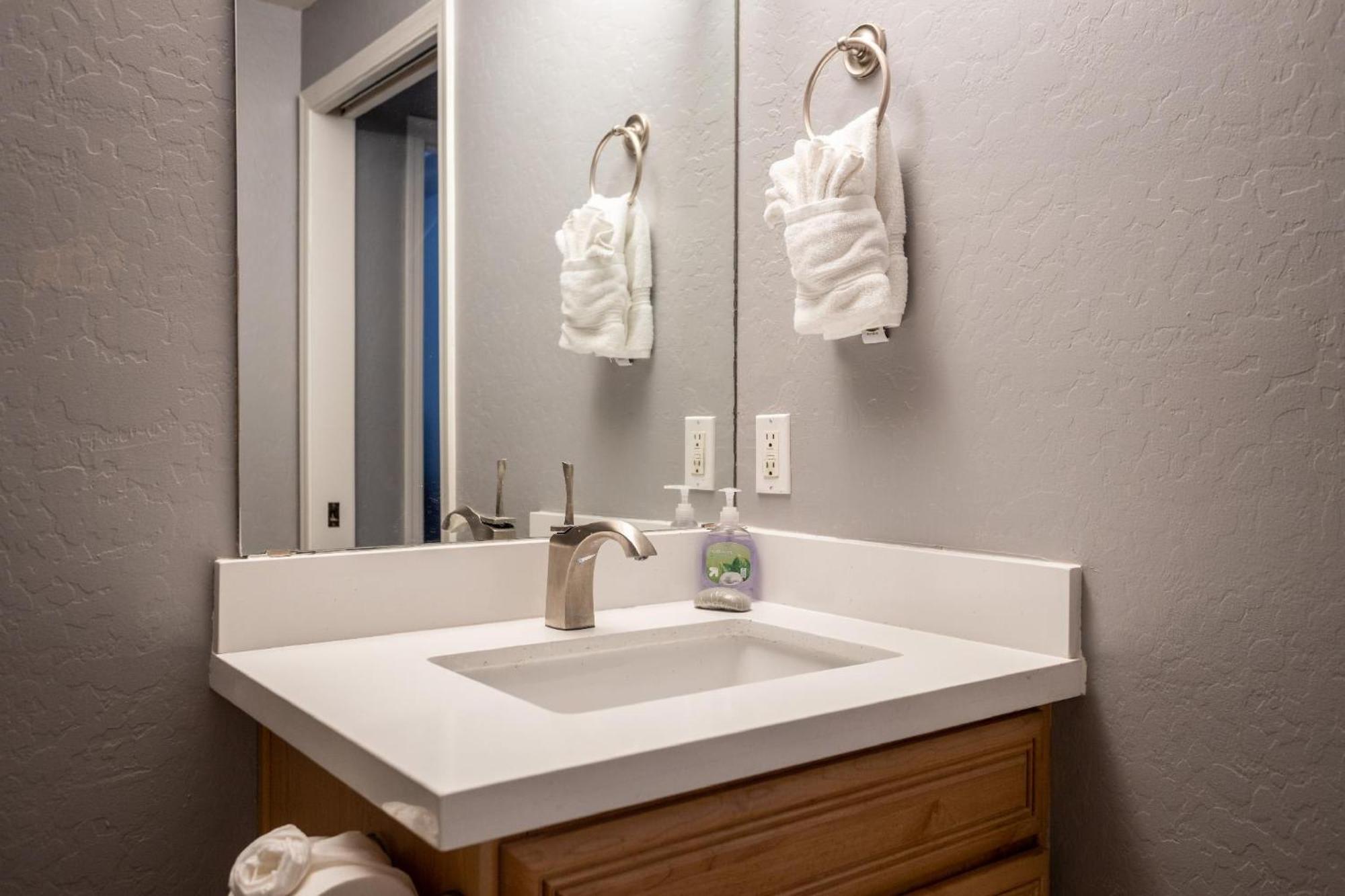 Holiday home Saguaro Sunrise -luxe With Balcony & Pool *