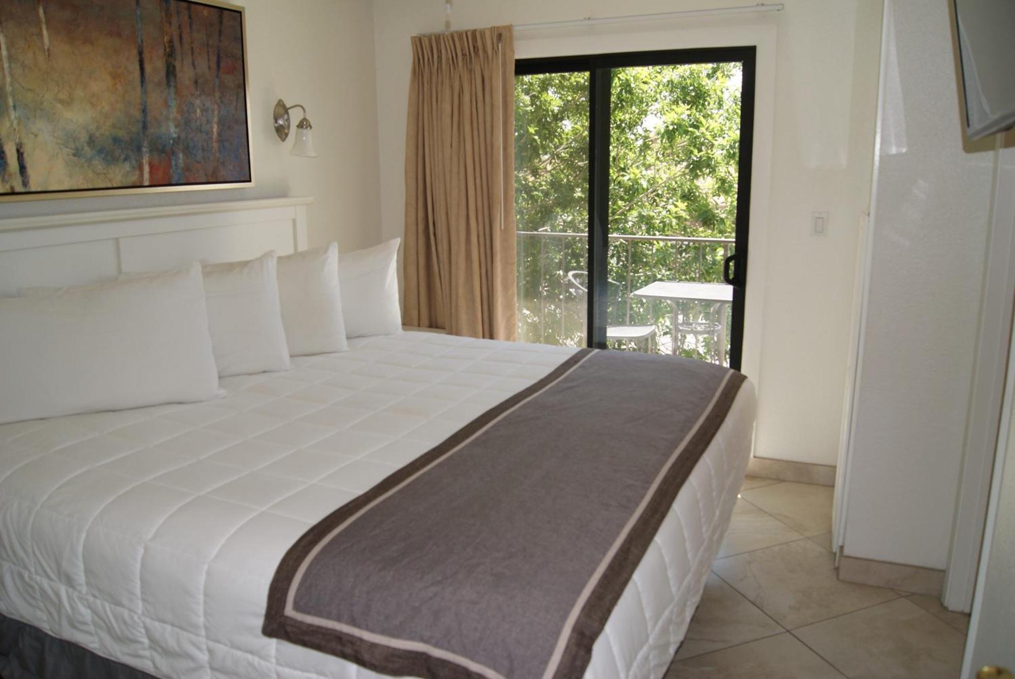 214 Fully Furnished 1br Suite-outdoor Pool Apartment *