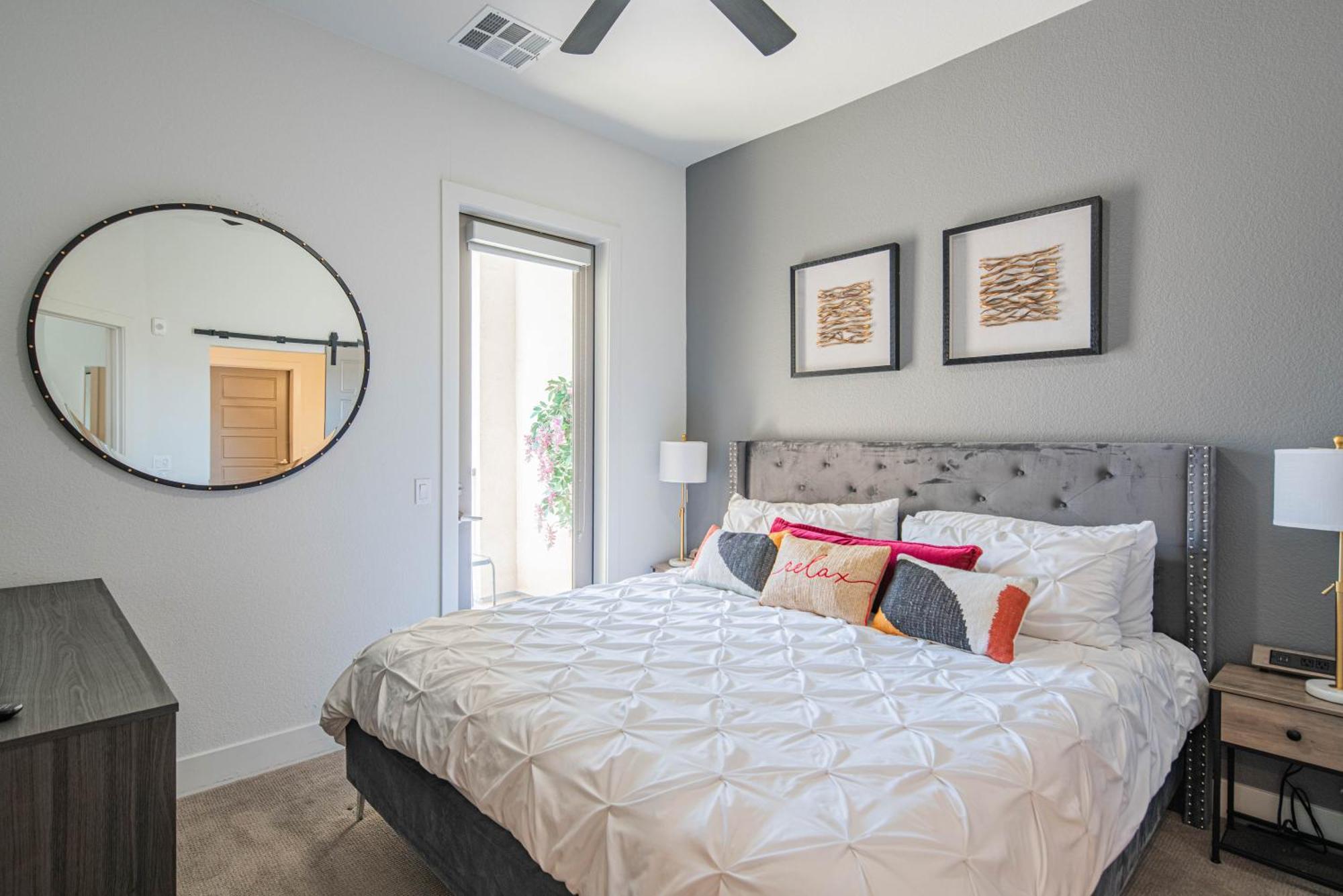 Private Rooftop Terrance-walk Score 81-shopping District-king Bed-parking 4003 Apartment *