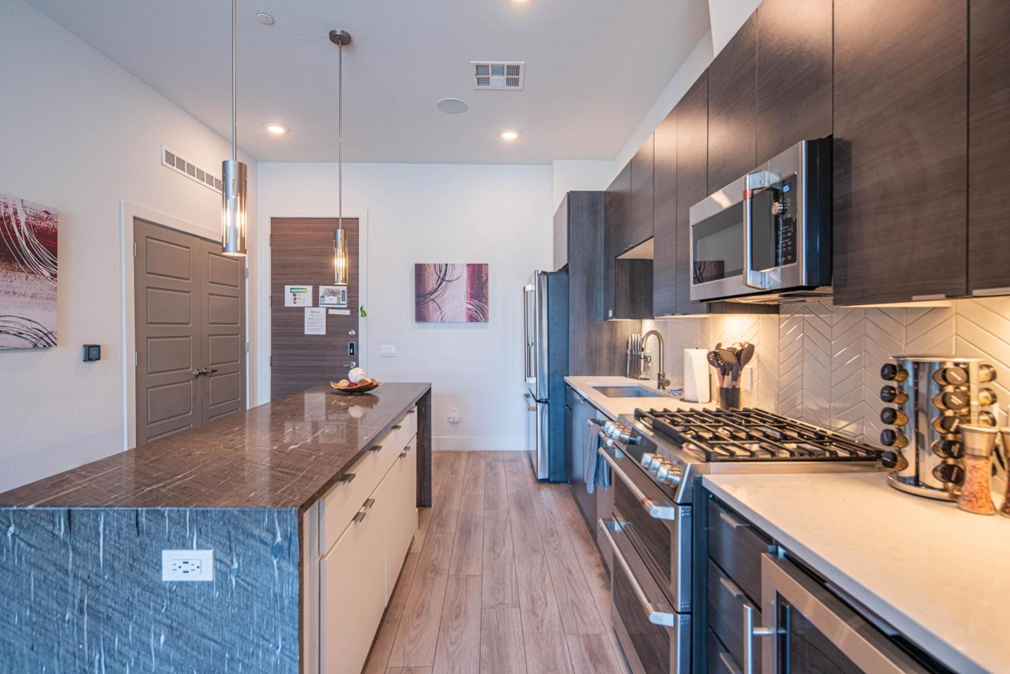 Apartment Private Rooftop Terrance-walk Score 81-shopping District-king Bed-parking 4003 Scottsdale