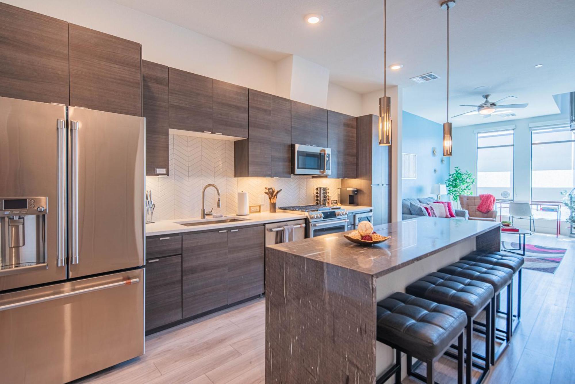 Private Rooftop Terrance-walk Score 81-shopping District-king Bed-parking 4003 Apartment *