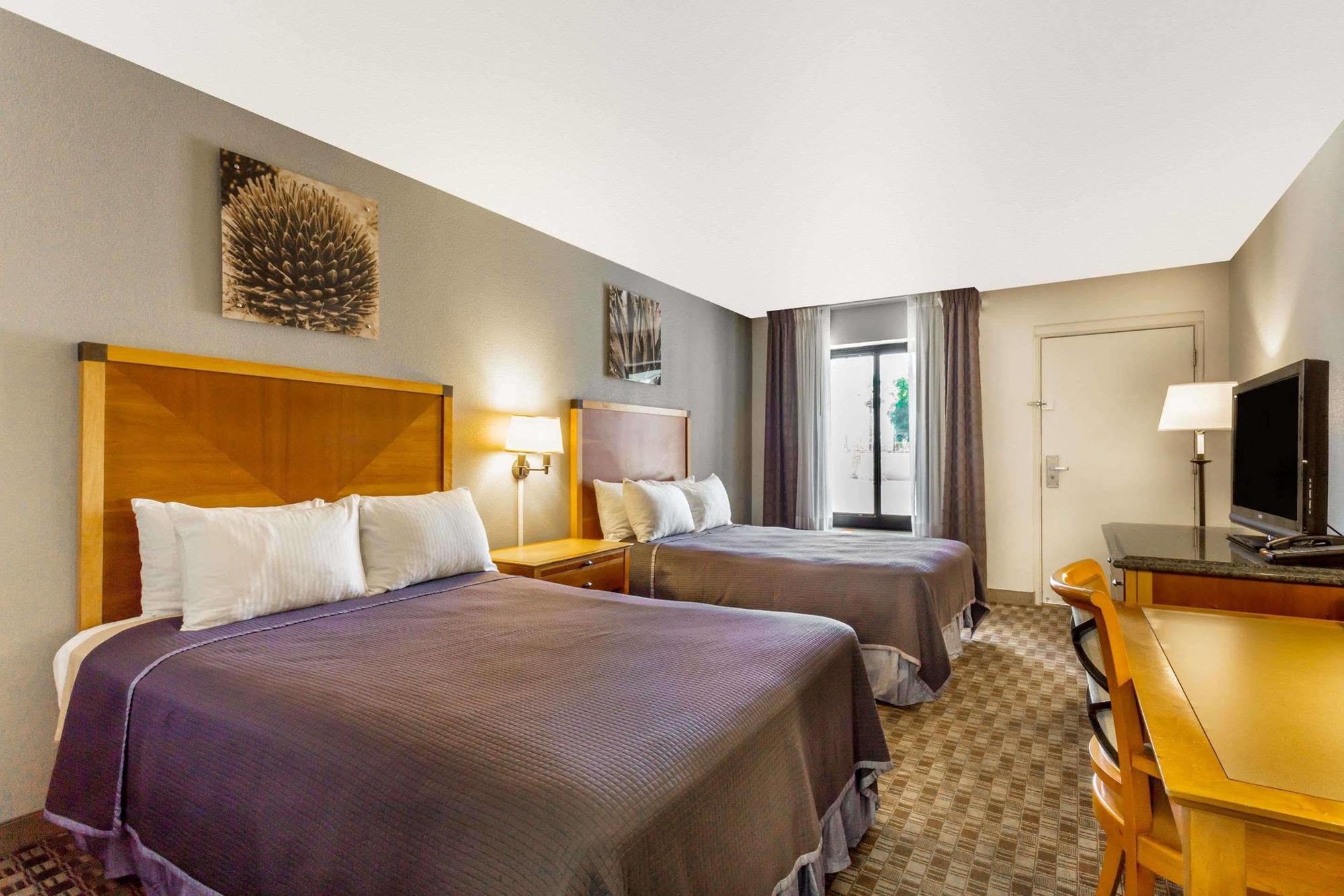 Howard Johnson By Wyndham Old Town Hotel
