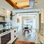 Tranquil Oasis Near Old Town, Hot Tub, Mountain Views