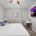 Stylish 1Br Suite With Pool Access & Free Parking