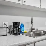 Stylish 1Br Suite With Pool Access & Free Parking